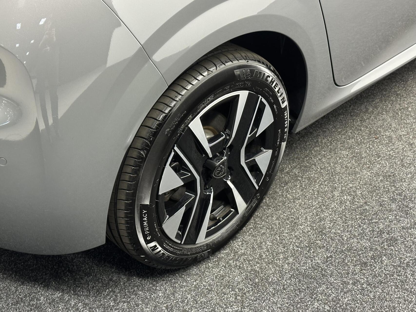 Foto van Peugeot E-208