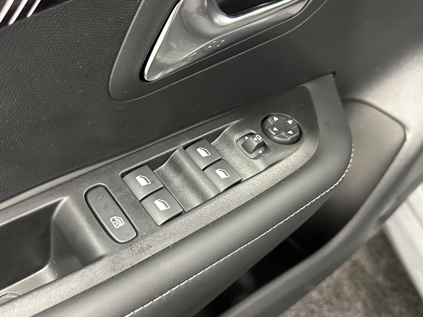 Foto van Peugeot E-208