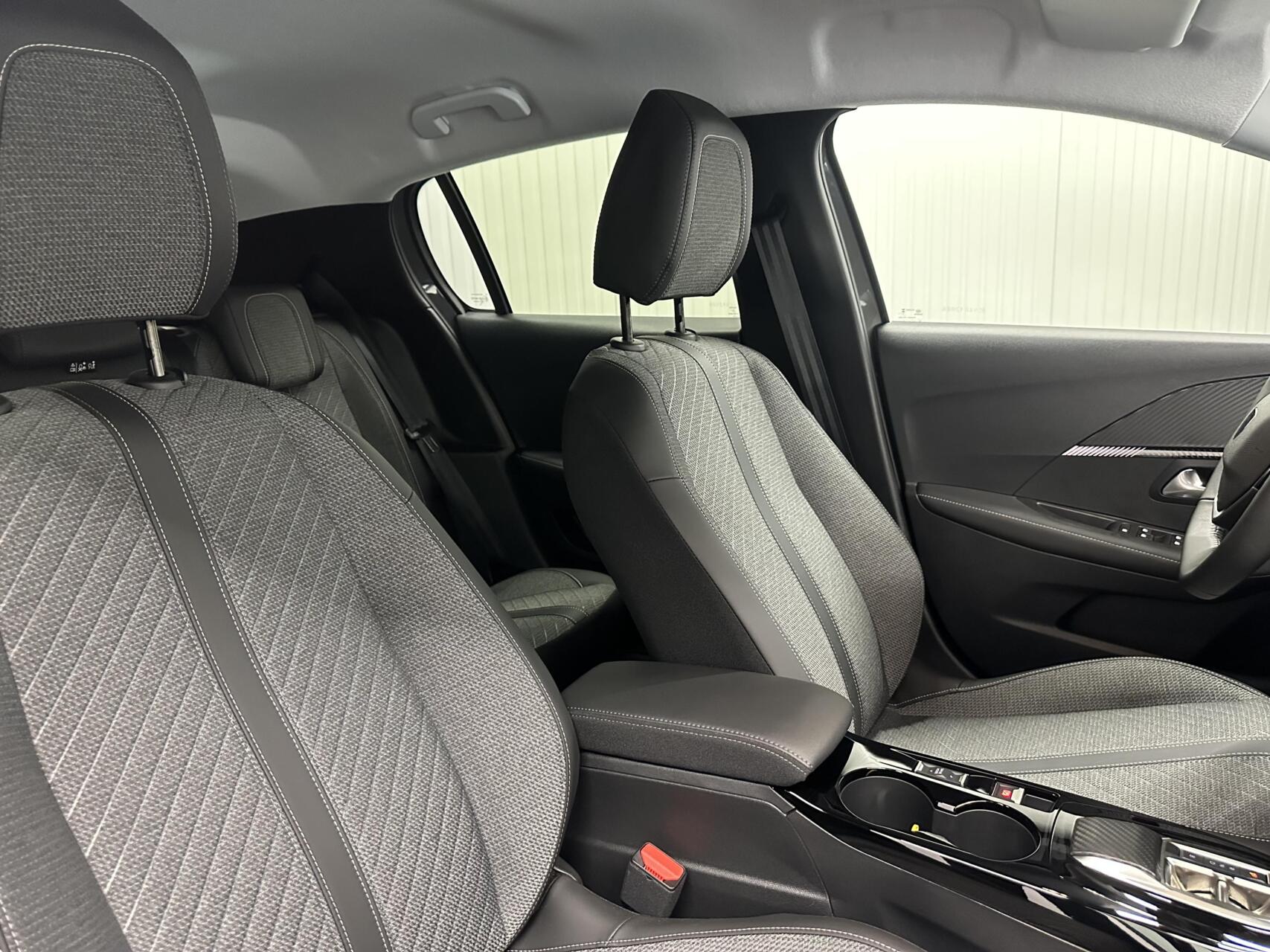 Foto van Peugeot E-208