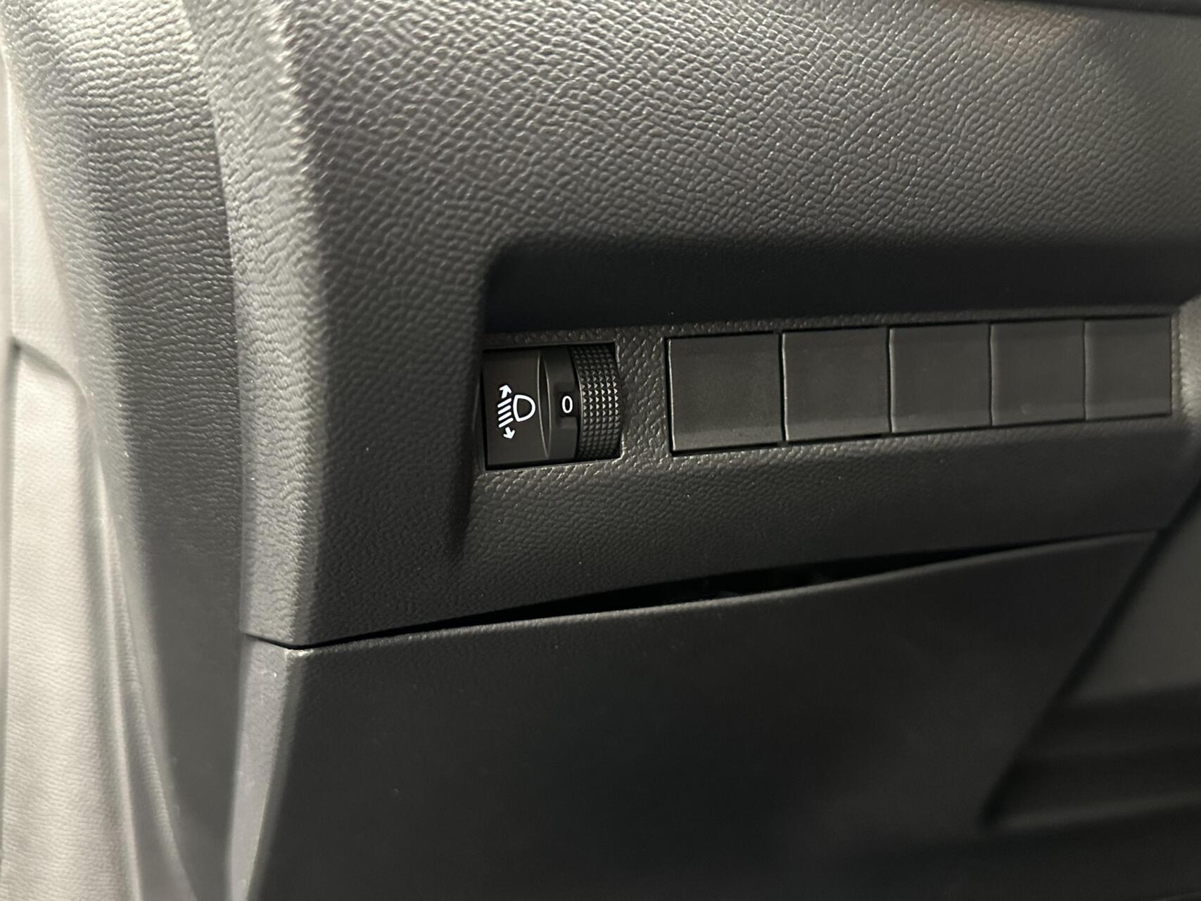 Foto van Peugeot E-208