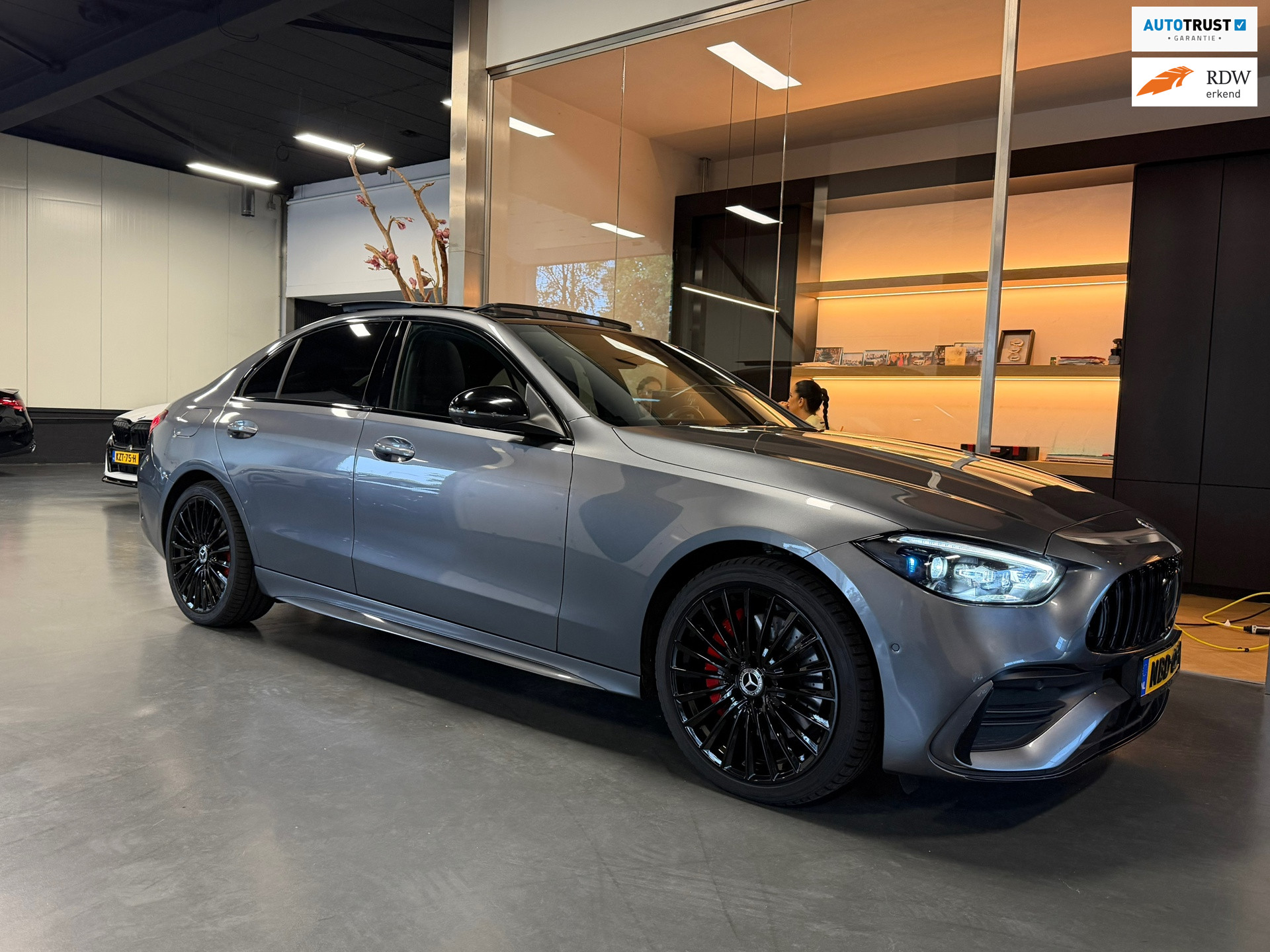Mercedes-Benz C-klasse 300 e star Edition AMG Night Pano Memory 360Camera 2025 - voorkant