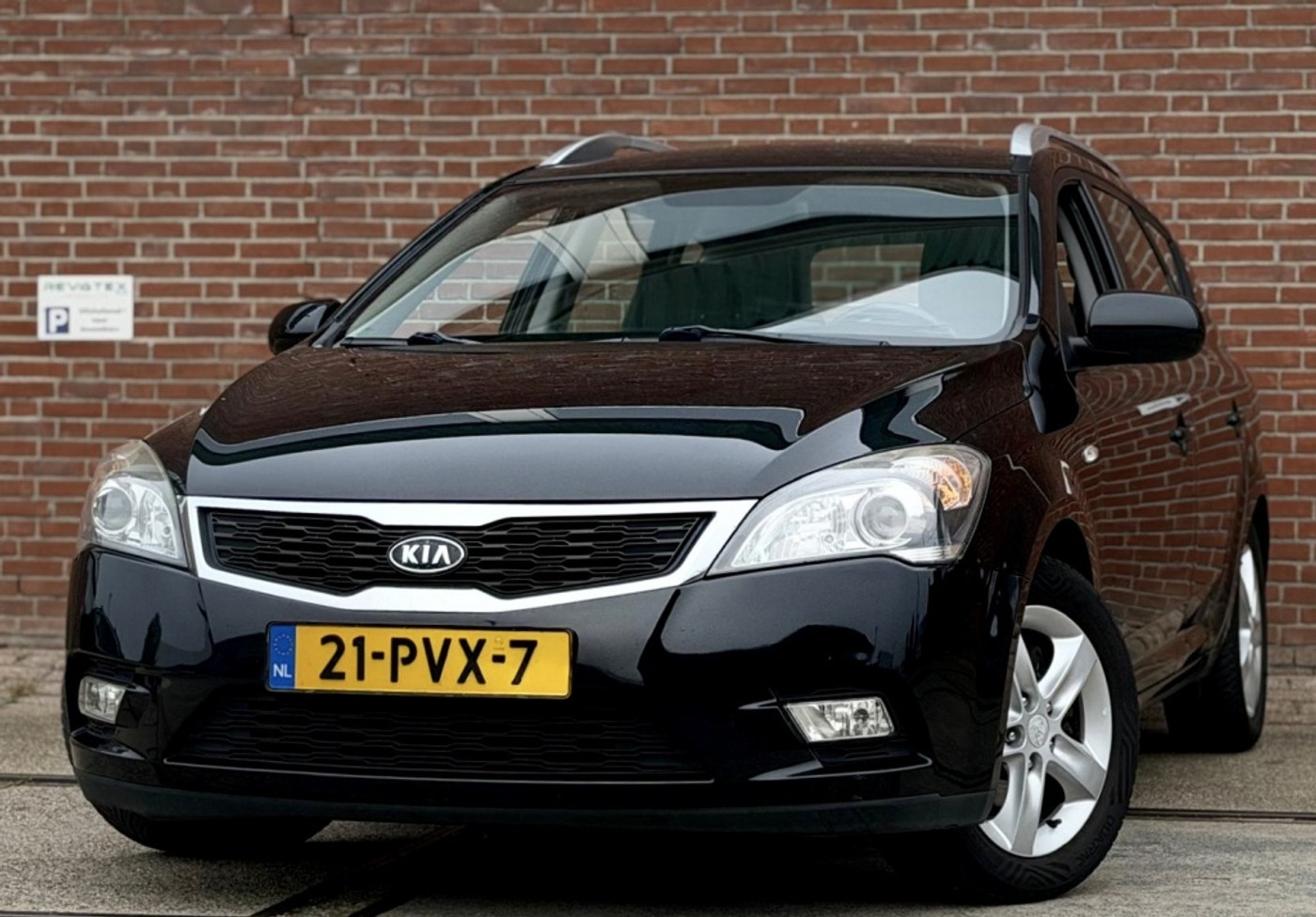 Kia Cee D 1.4 CVVT Seven |Airco |AchterRijCam |Nieuwe APK |Navi 2011 - voorkant