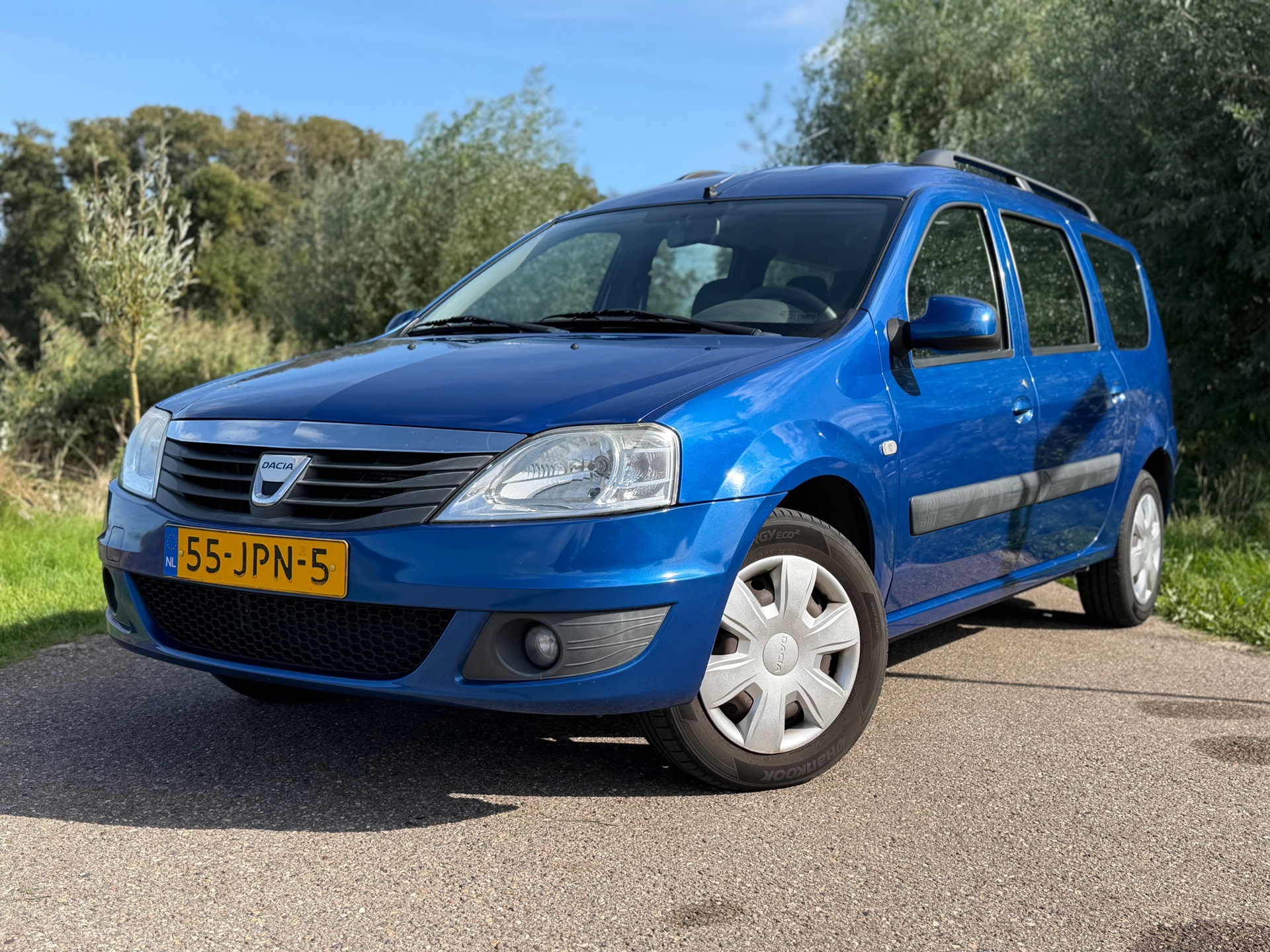 Dacia Logan 1.6-16V Lauréate / Airco / Radio-CD Speler / Trekhaak / NAP / 2009 - voorkant