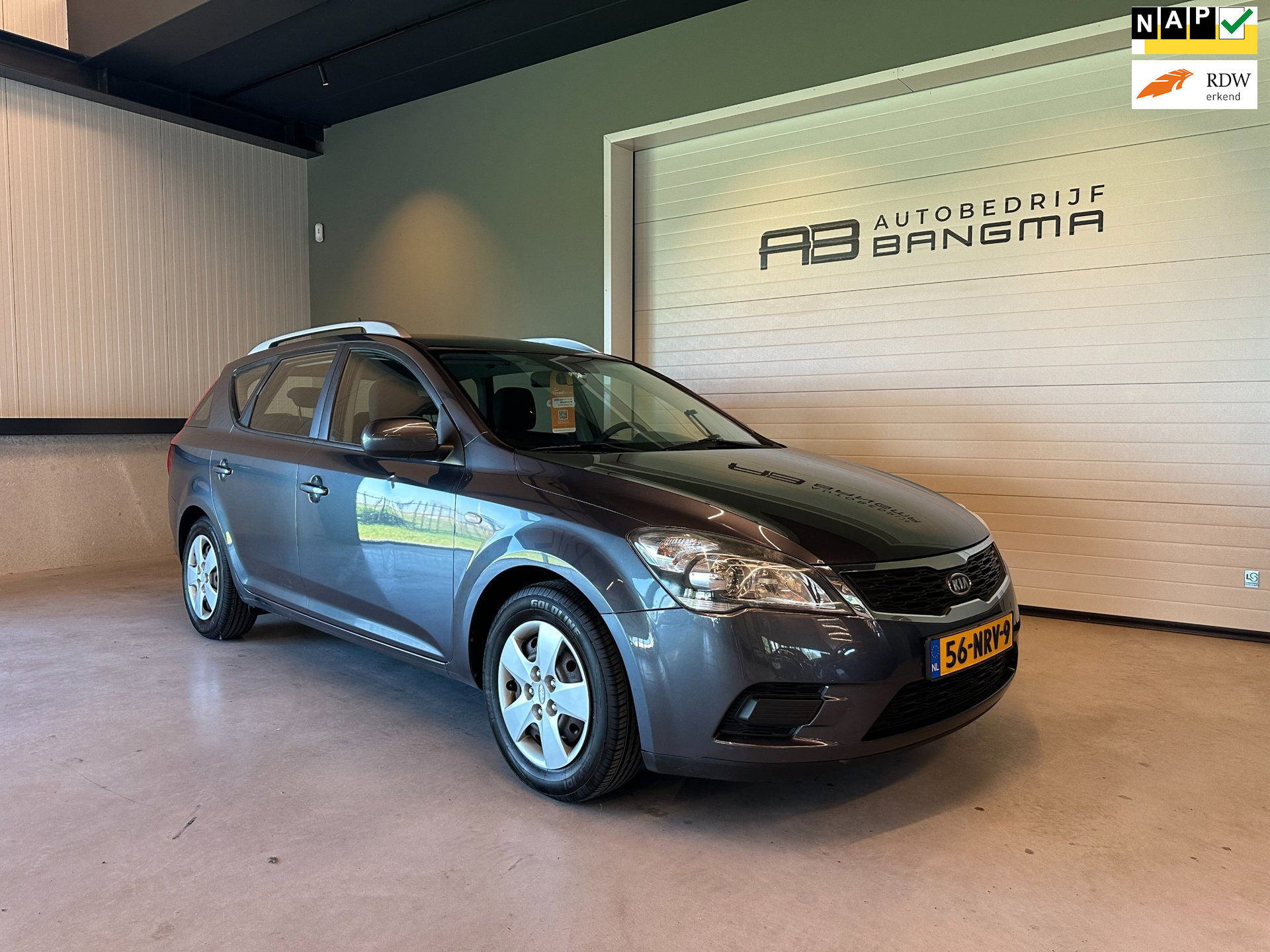 Kia Cee D 1.4 CVVT X-tra-uitv|AIRCO|TREKHAAK|ISOFIX|PARKEERSENSOREN|AUX+Ipod+USB|DAKRAILS|NIEUWE APK + O.H.BEURT BIJ AFLEVERING 2011 - voorkant