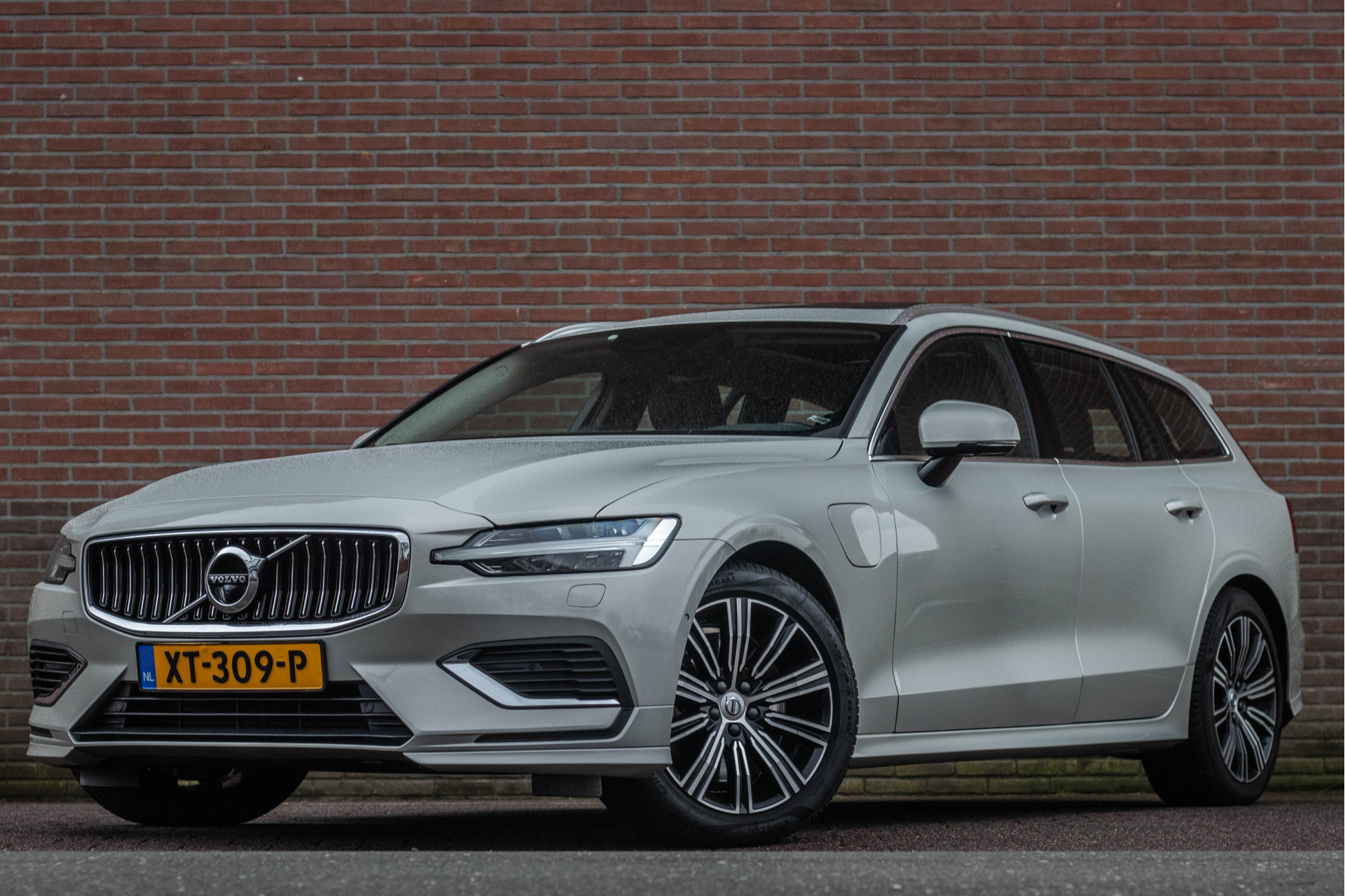 Volvo V60 T8 Twin Engine T8 Twin Engine Inscription, Bowers & Wilkins, Stoelkoeling, 360 Camera, Nappaleder, Trekhaak, Adaptive Cruise, Head-up. 2019 - voorkant