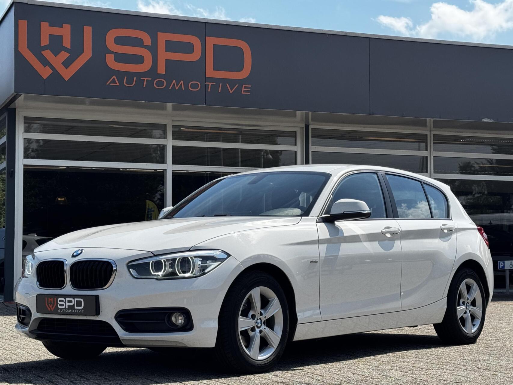 BMW 116d 116d Sport|Led|M-stuur|Automaat|NAP|Dealer-onder 2016 - voorkant