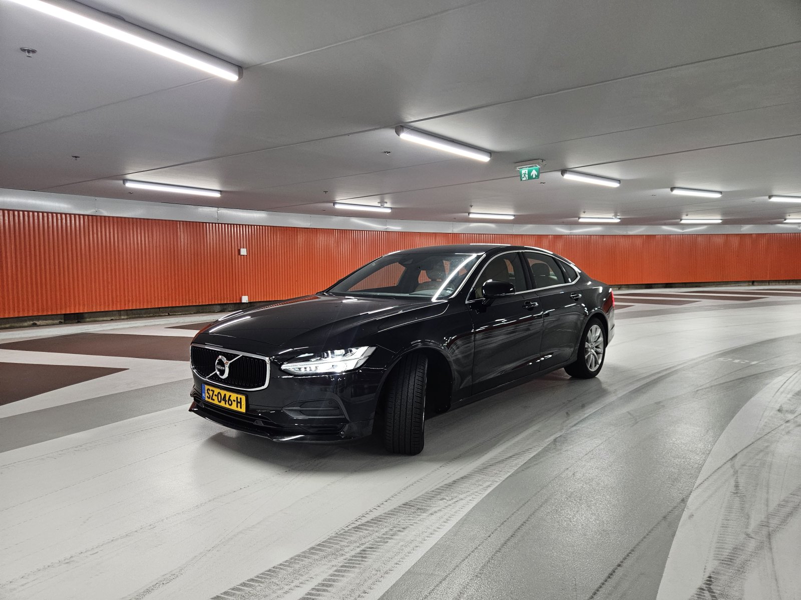 Volvo S90 2.0 T4 Momentum+ 2018 - voorkant