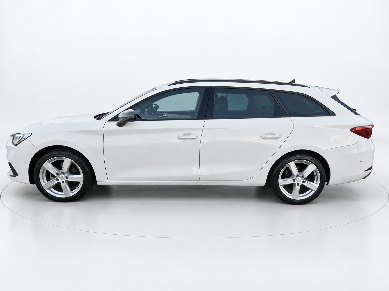 Seat Leon Sportstourer 1.5 eTSI 150pk DSG-7 FR Launch Edition 2022 - voorkant