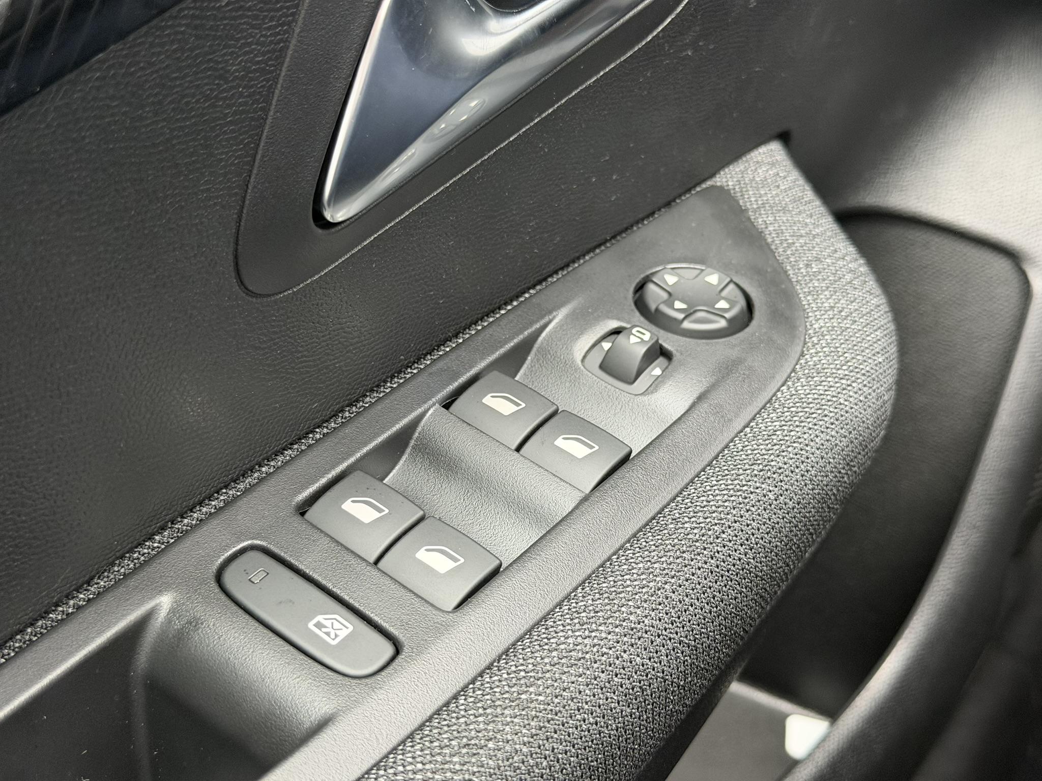 Foto van Peugeot E-208
