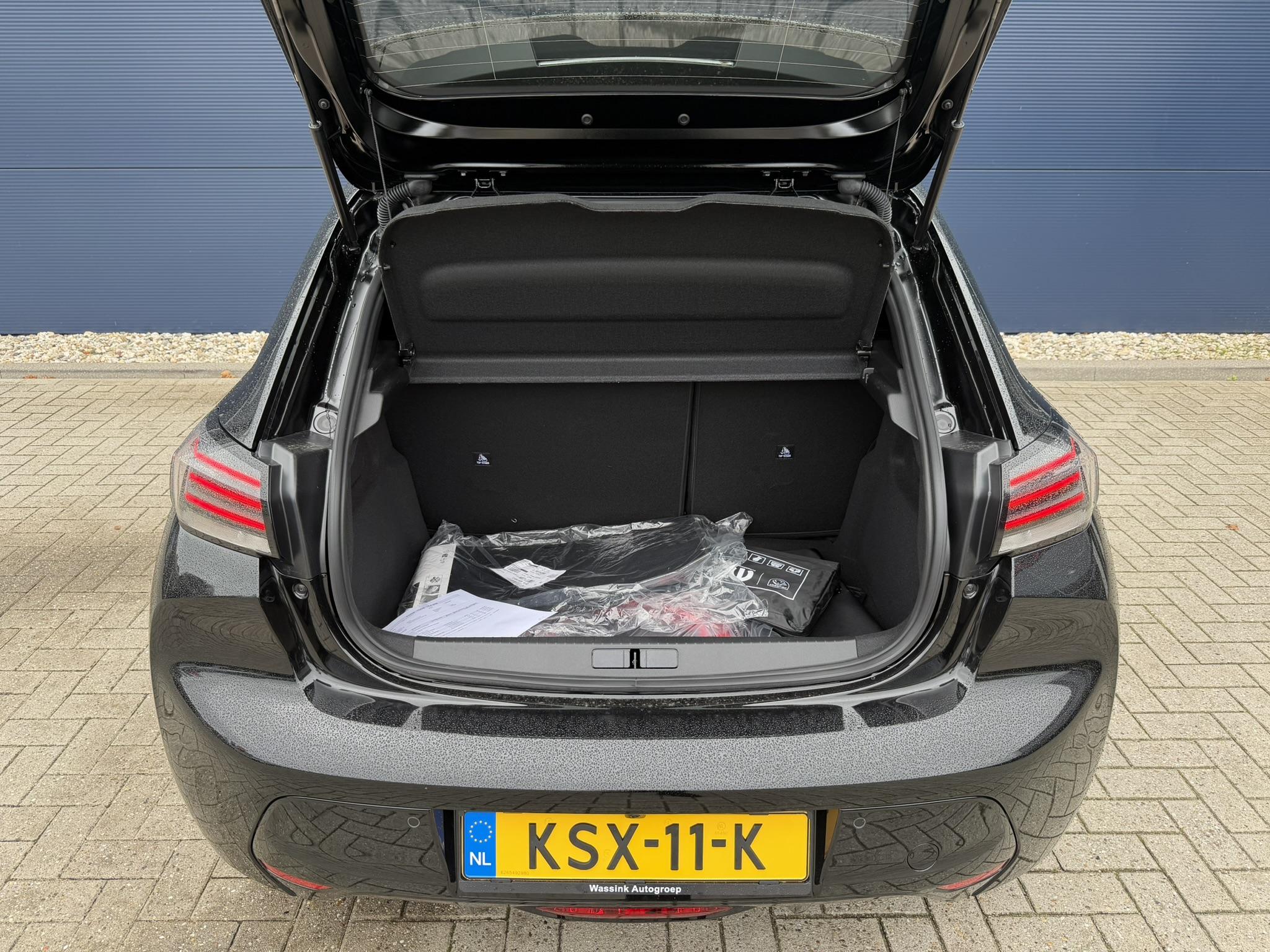 Foto van Peugeot E-208