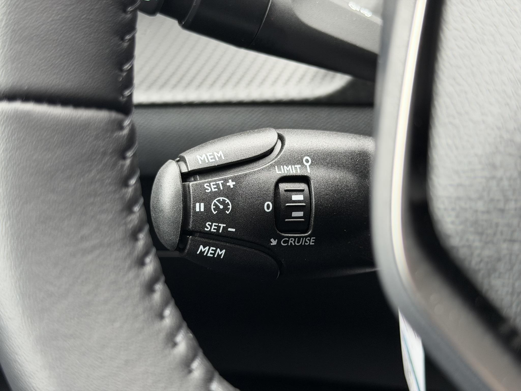 Foto van Peugeot E-208