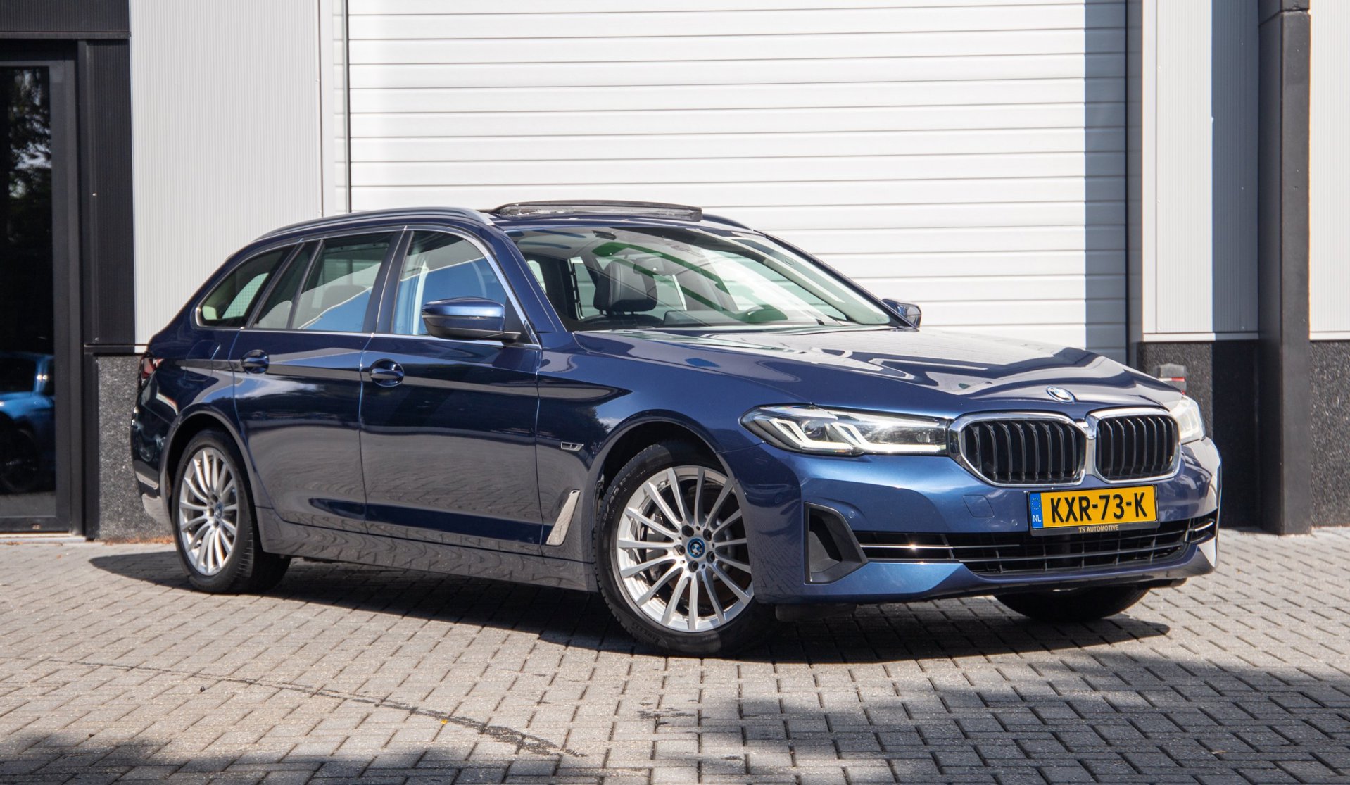 BMW 5-serie Touring 530e High Executive / SOH 89% / Pano / Keyless / Gordijnen 2021 - voorkant