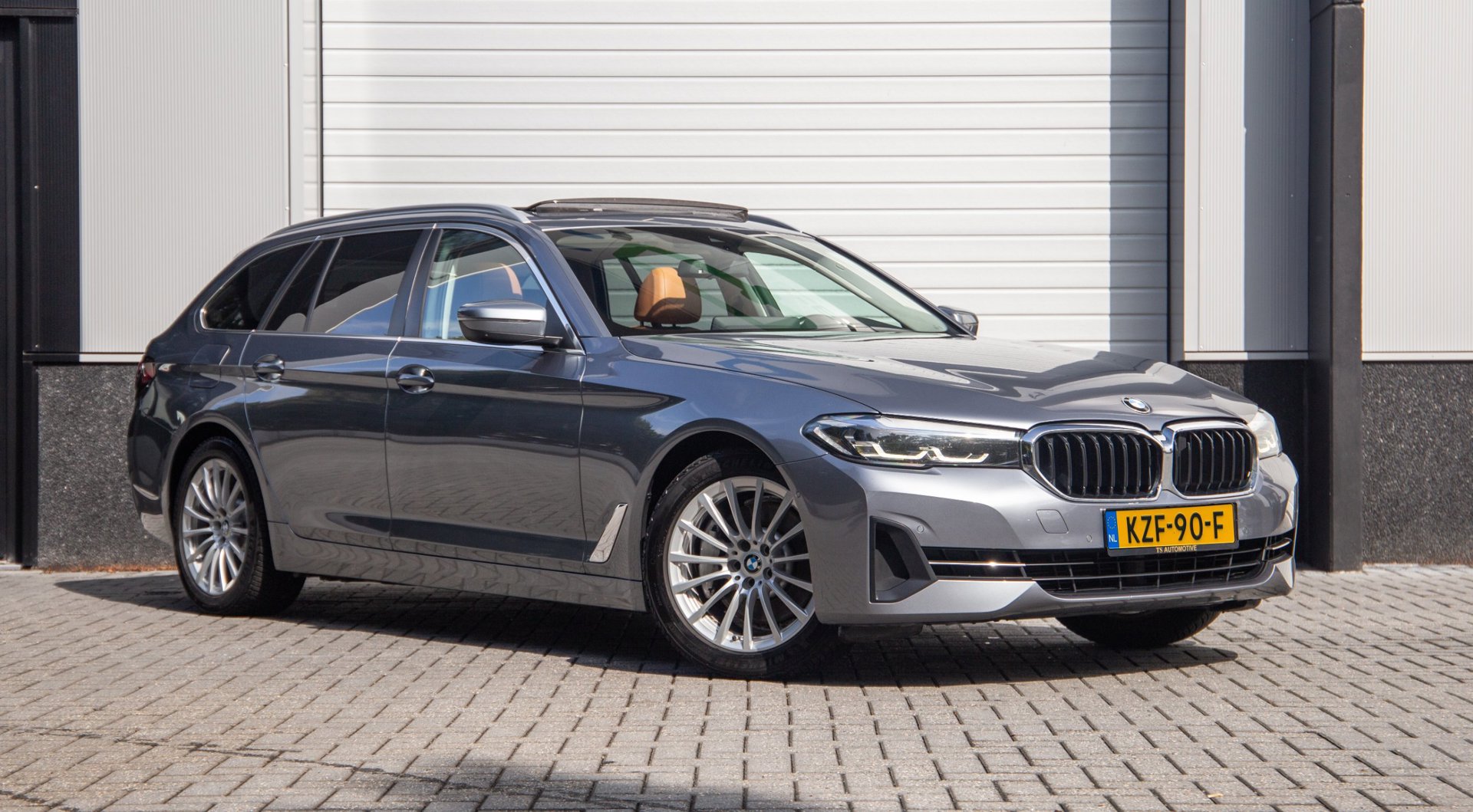 BMW 5-serie Touring 530e Business Edition Plus / Pano / Trekhaak 2021 - voorkant