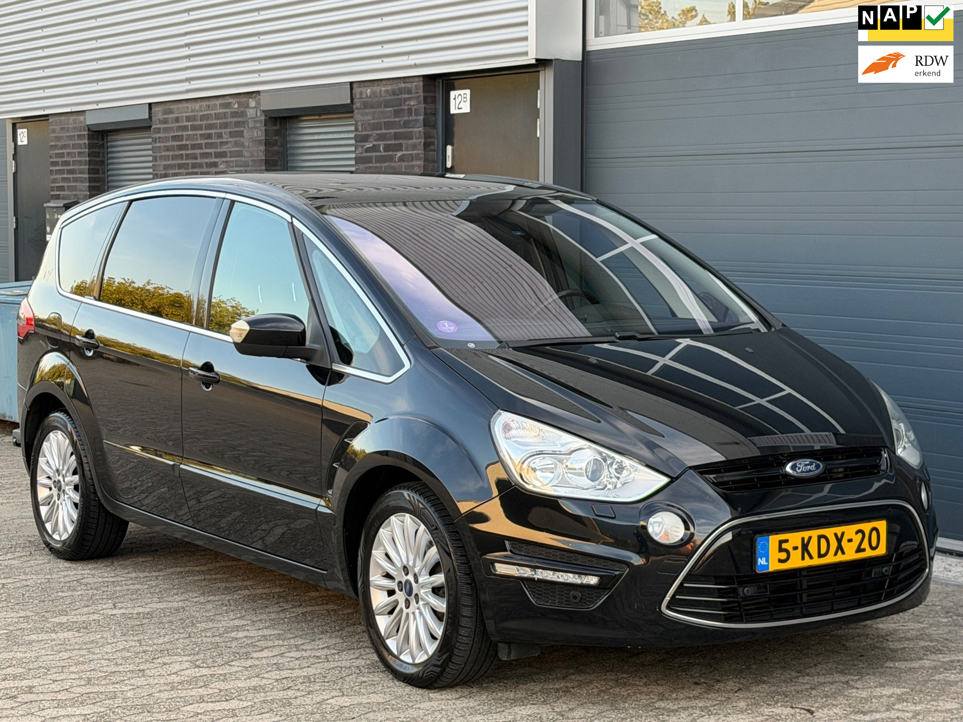 Ford S-max 1.6 EcoBoost Titanium PANO XENON TREKHAAK NAVI CLIMA CRUISE PDC 2013 - voorkant