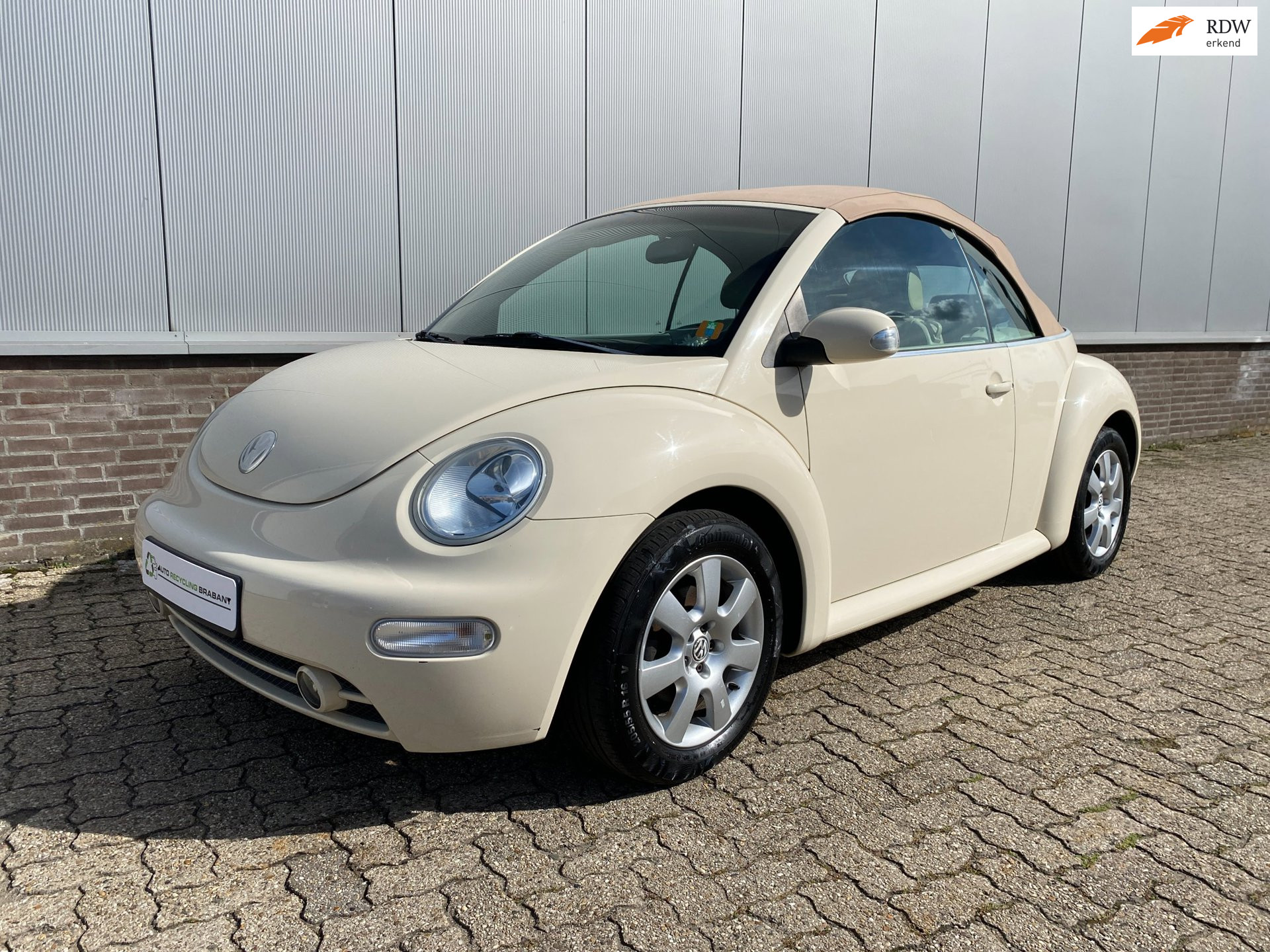 Volkswagen New Beetle Cabriolet 2.0 Highline Leer, Airco , Nieuw dak , Sportstoelen 2005 - voorkant