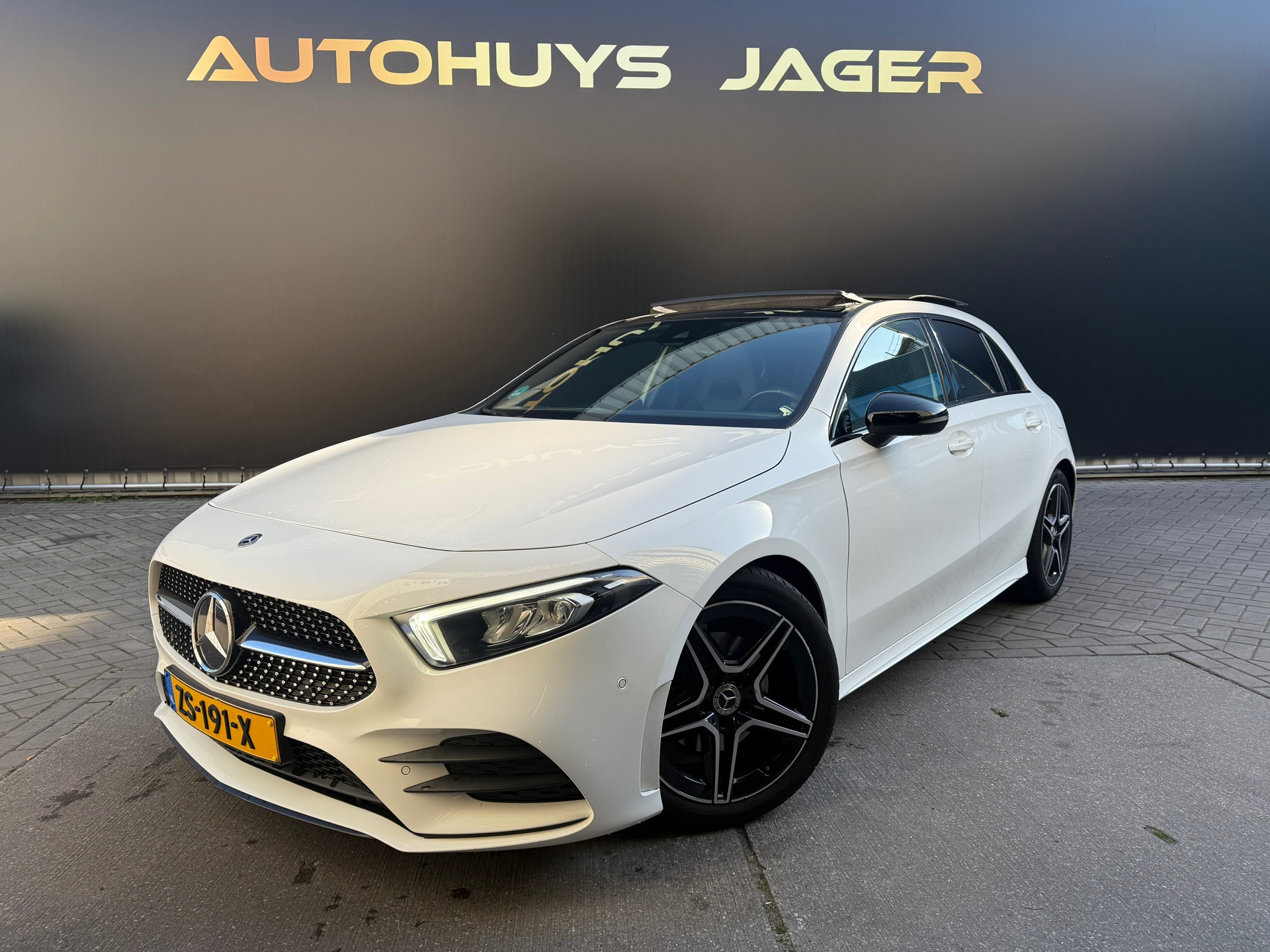 Mercedes-Benz A 180 180 Business Solution AMG Night Upgrade 2019 - voorkant