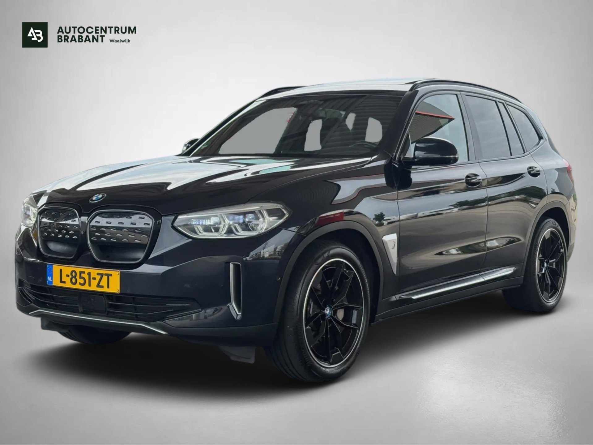 BMW Ix3 High Executive 80 kWh M-pakket (NL-auto, Dealer OnderH, Panoramadak, Navi Pro, 360 Camera, Leder, Auto Pilot, StoelV, Etc) 2021 - voorkant