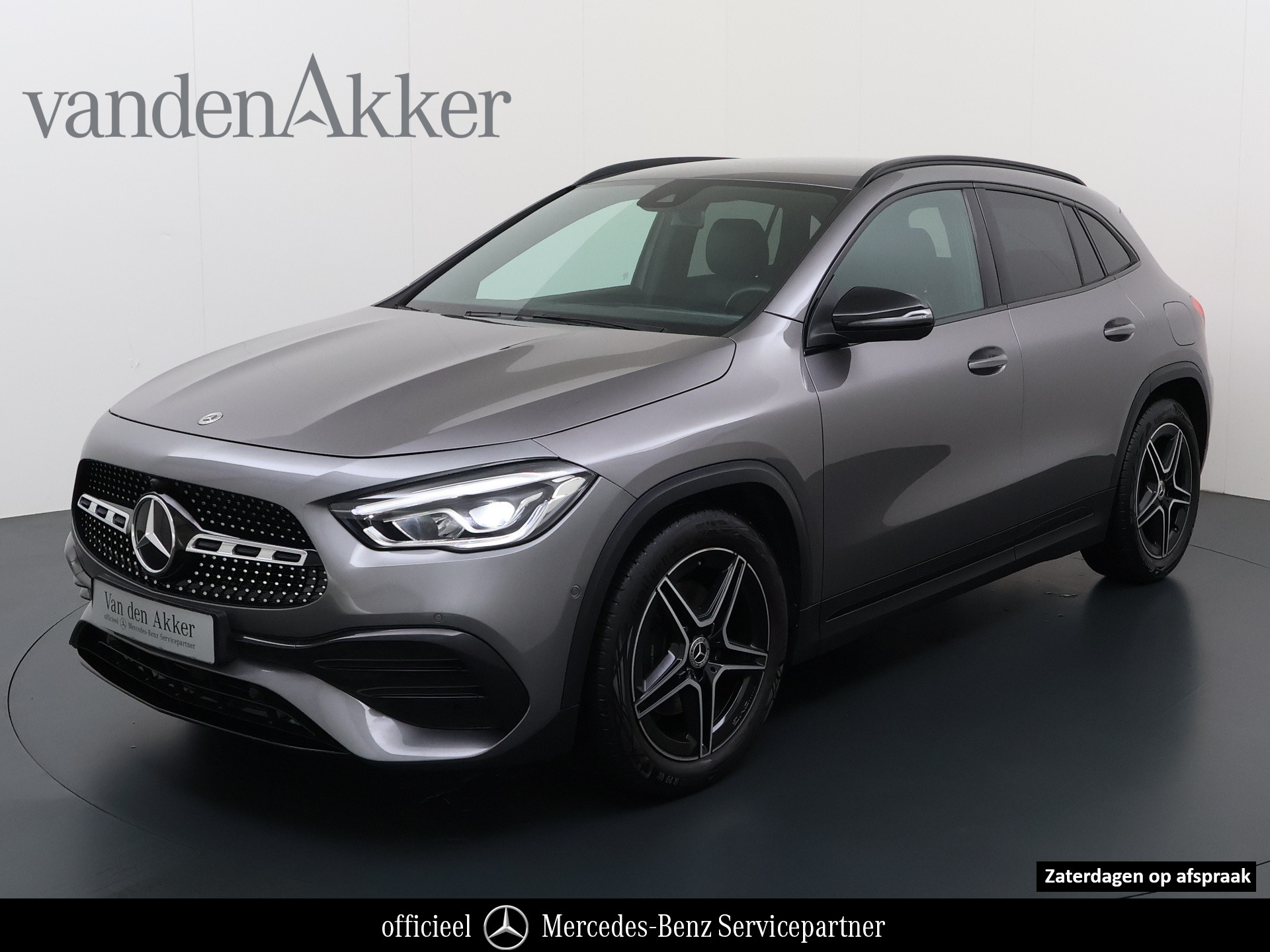 Mercedes-Benz Gla 180 180 AMG // Camera // Elek. Achterklep // Sfeerverlichting // Night pakket // 19" AMG Velgen // LED 2021 - voorkant