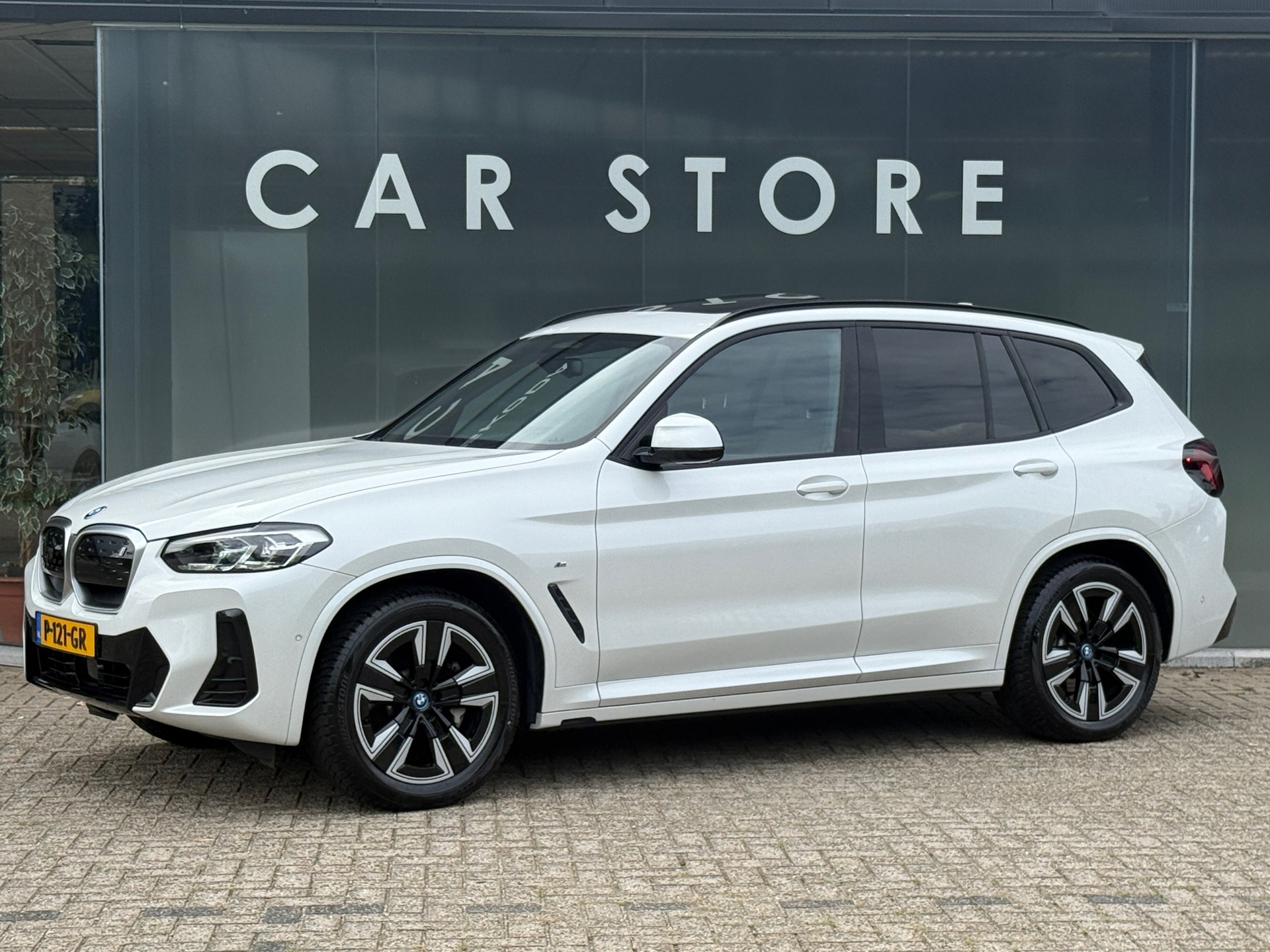 BMW Ix3 80 kWh 286pk Executive | SOH 99% | Froze exterieur | Parking Pack | Facelift | Sensatec Zwart | M Sport | Camera | CarPlay 2022 - voorkant