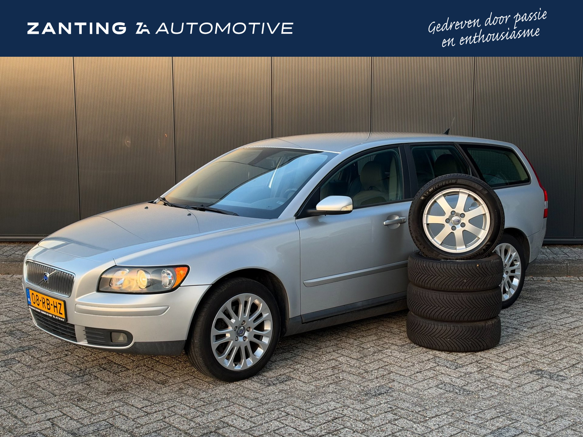 Volvo V50 2.4i 170 PK Momentum | AUTOMAAT | Origineel NL | Zomer + Winterset | Xenon | NAP 2005 - voorkant