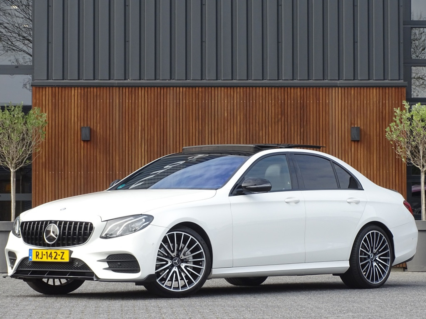Mercedes-Benz E 220 D 220 d automaat / Prestige Plus / AMG pakket / LED 2016 - voorkant