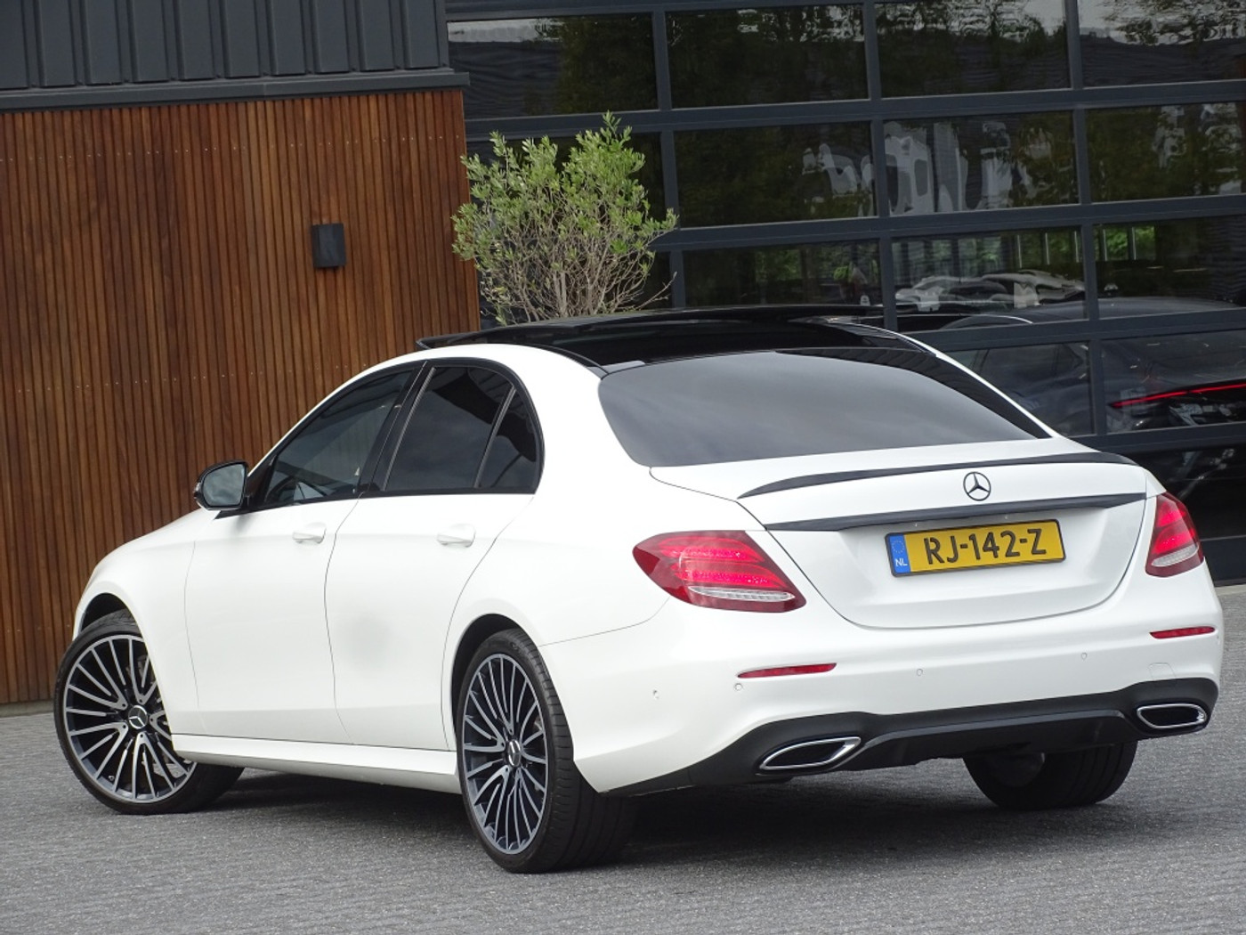 Foto van Mercedes-Benz E 220 D