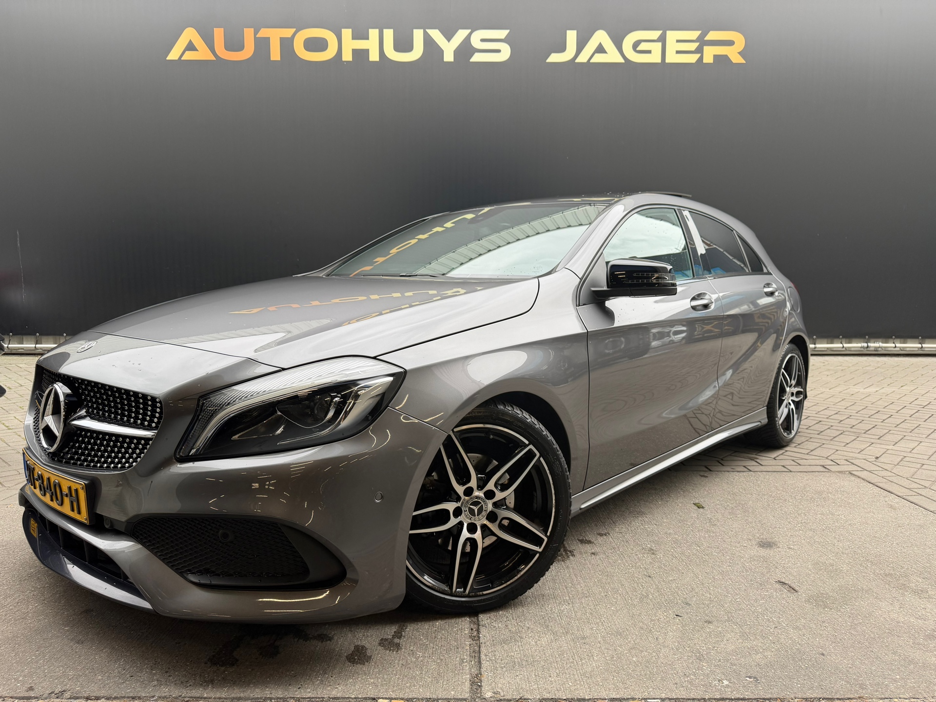 Mercedes-Benz A 180 180 Ambition AMG Sport - Pano Cruise Control Stoelverwarming 2018 - voorkant
