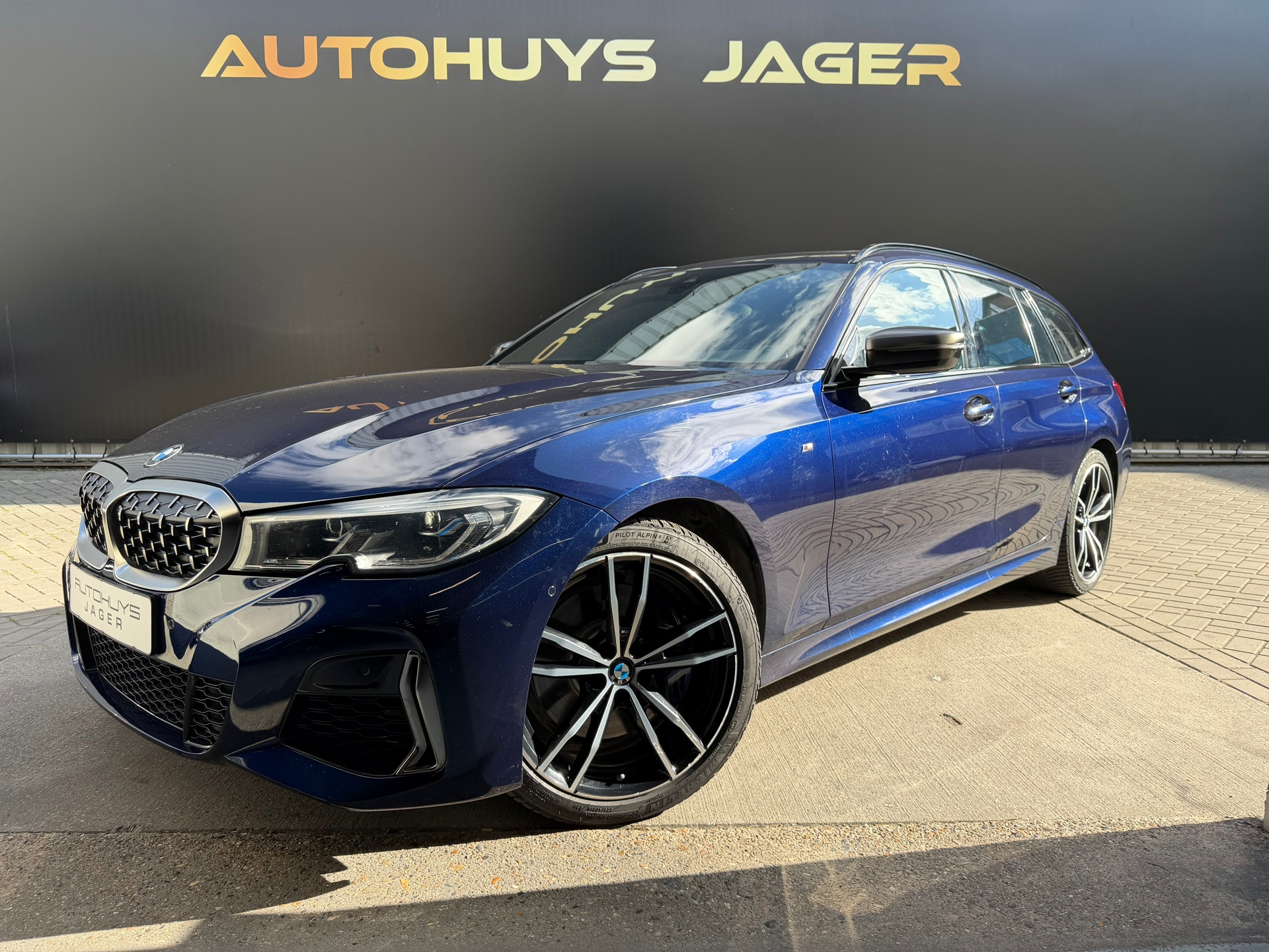 BMW 3-serie Touring M340i xDrive Pano Laser Leder Carplay Virtual Memory Hifi Navi 2020 - voorkant
