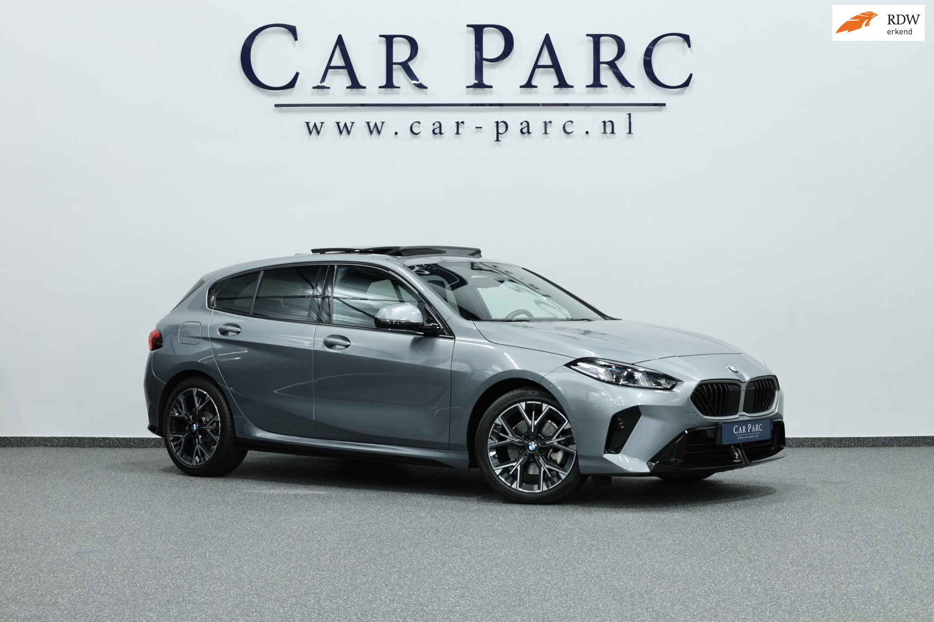 BMW 1-serie 120 M Sport 170+PK LASER/VIRTUAL/SFEER/PANO/HUD/HARMAN/HALF LEDER+S.VERWARMING/CAM/ACC/ECC/FABRIEKSGARANTIE! 2025 - voorkant