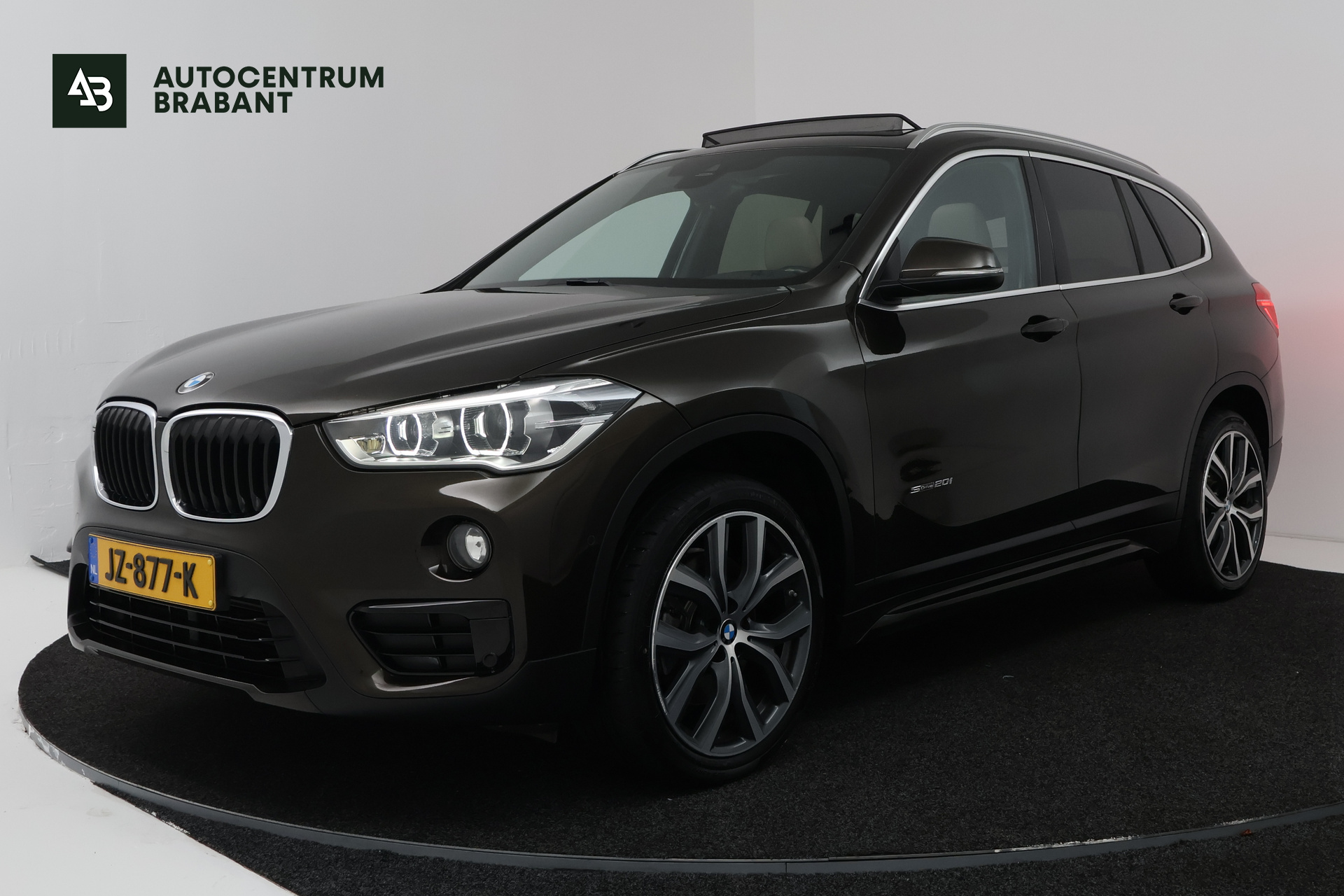BMW X1 Sdrive20i sDrive20i (PANORAMADAK, TREKHAAK, STOELVERWARMING, H/K AUDIO, HUD-DISPLAY) 2016 - voorkant