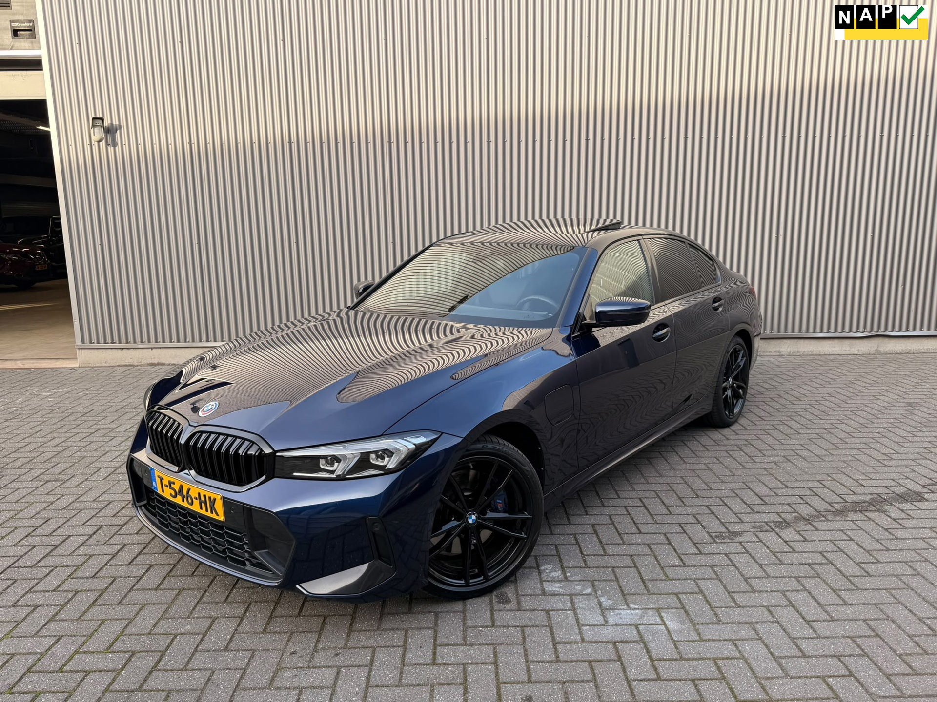 BMW 320e 320e INCL BTW|M-Pakket|Panorama|Harman Kardon|Stoelverwarming 2023 - voorkant
