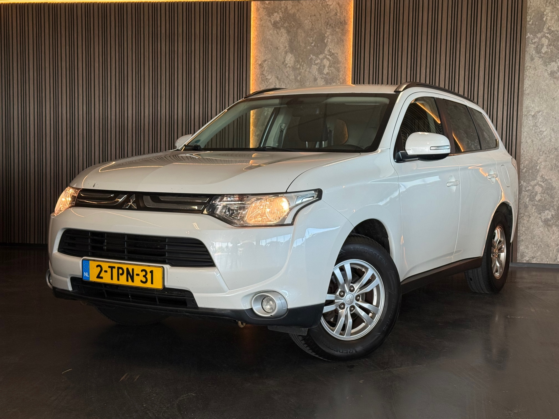 Mitsubishi Mitsubishi Outlander 2.0 Intense Automaat Airco Cruise PDC NAP 2014 - voorkant