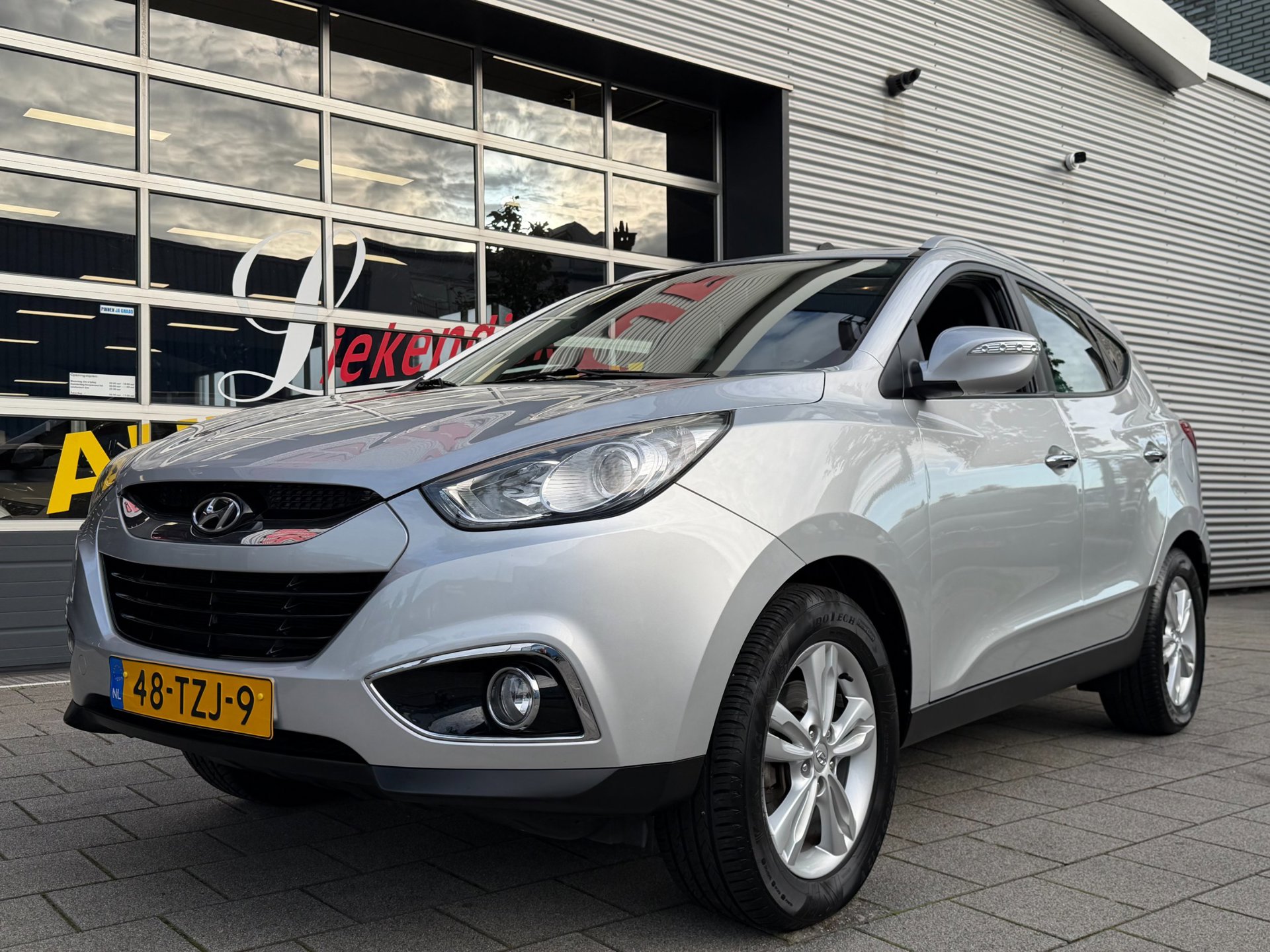 Hyundai Ix35 2.0i 4WD Style - Navigatie I Airco I Xenon I 1/2 Leer I Trekhaak I Sport velgen 2012 - voorkant