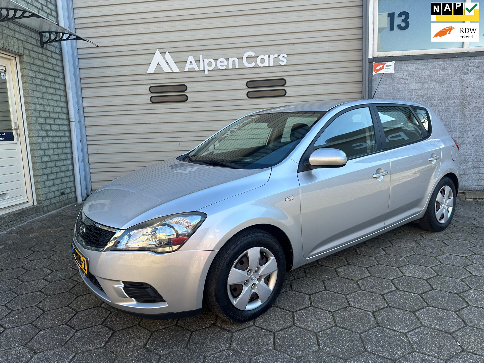 Kia Cee D 1.4 CVVT X-tra Airco / NAP / Trekhaak / APK 05-2027 2010 - voorkant