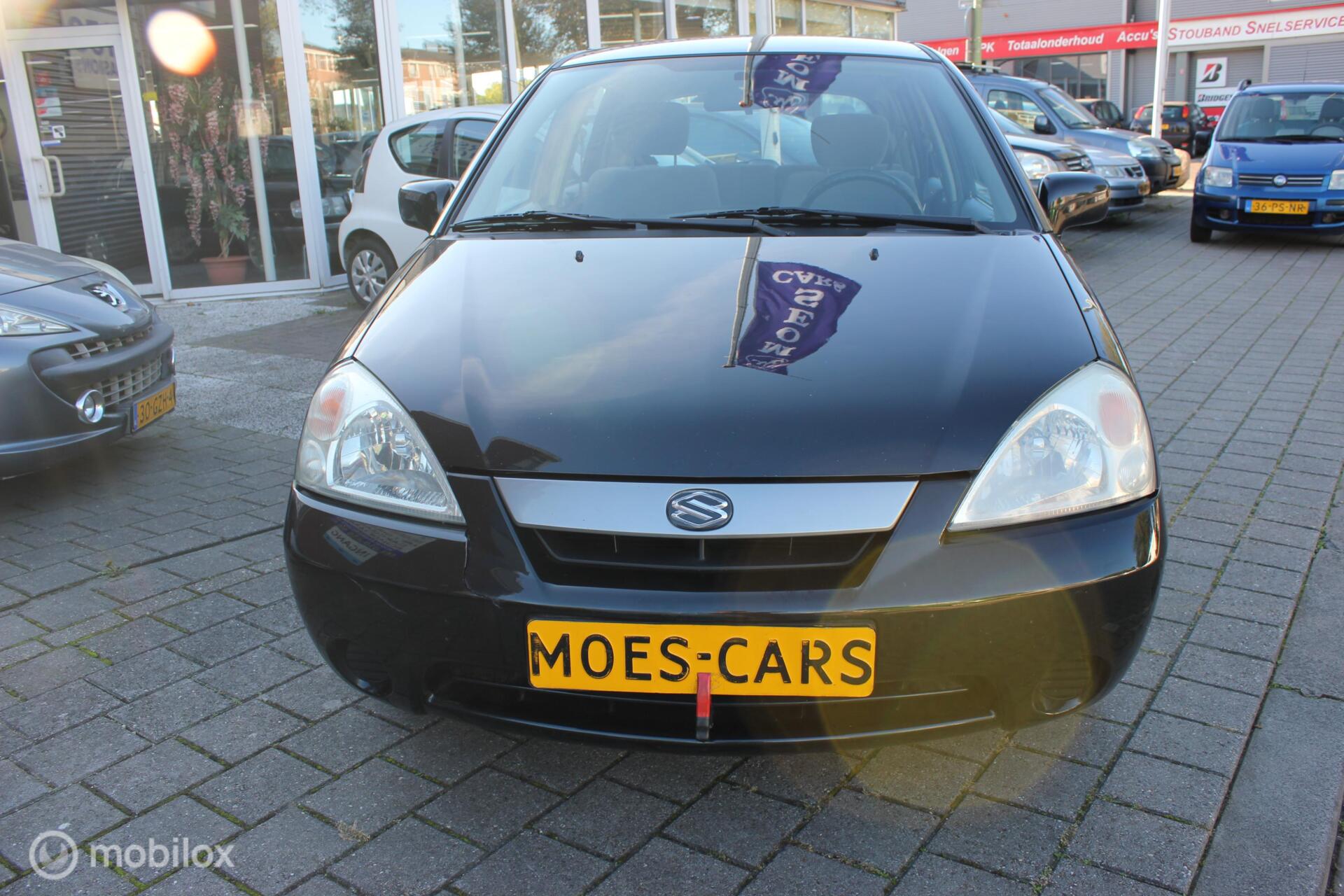 Foto van Suzuki Liana
