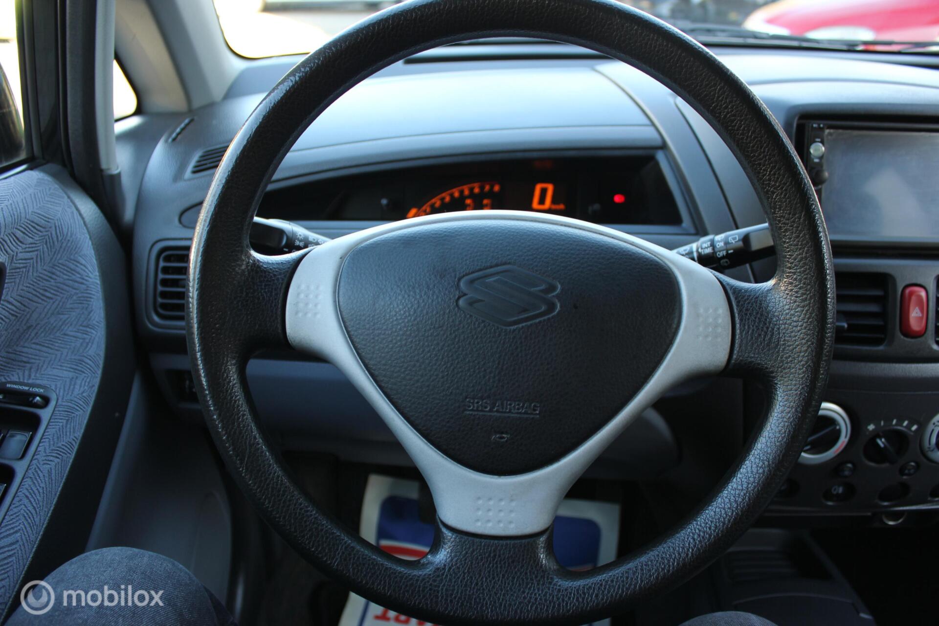 Foto van Suzuki Liana