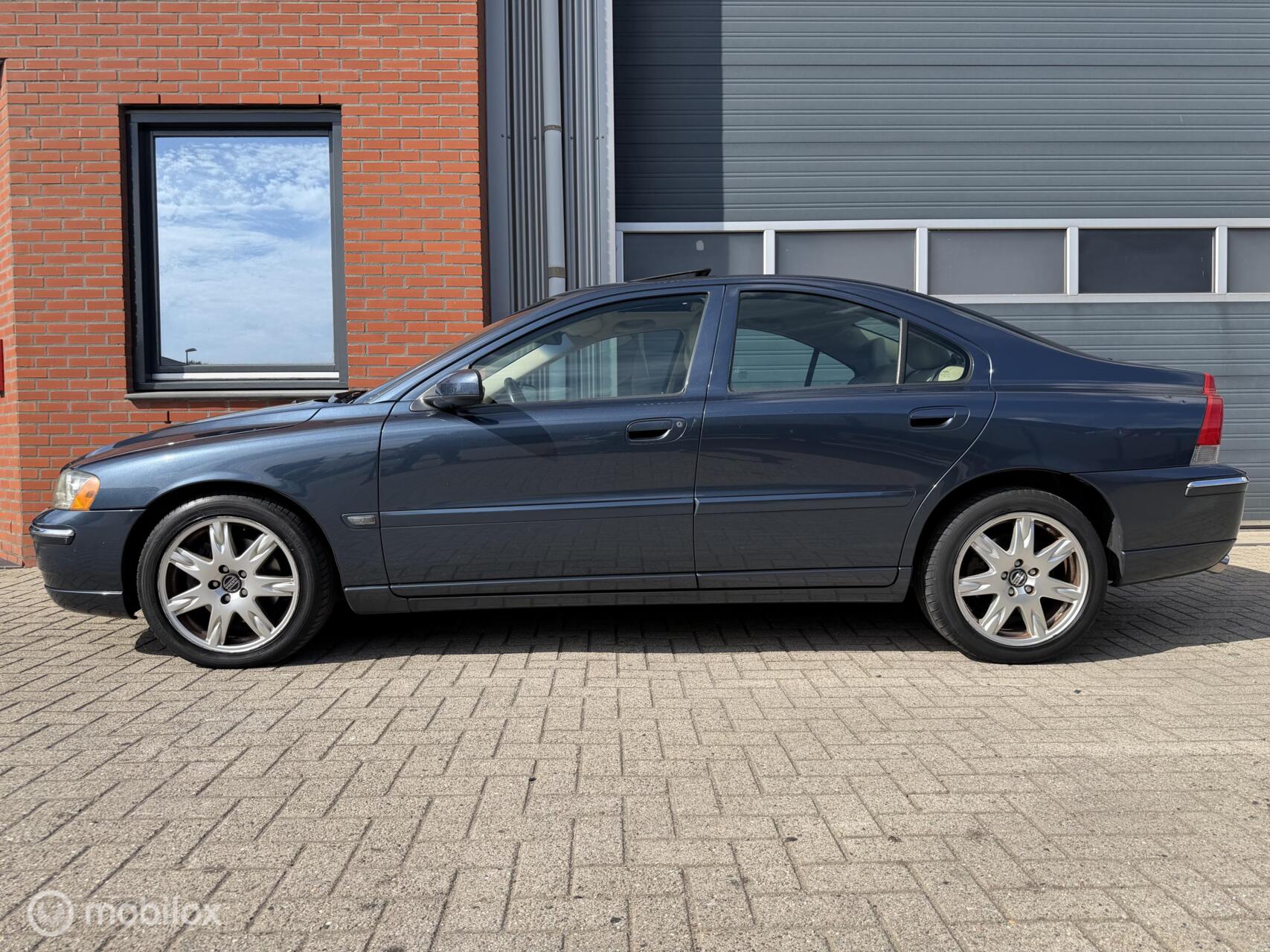 Volvo S60 2.5T Summum Geartr. Facelift - schuifdak - orig NL 2004 - voorkant
