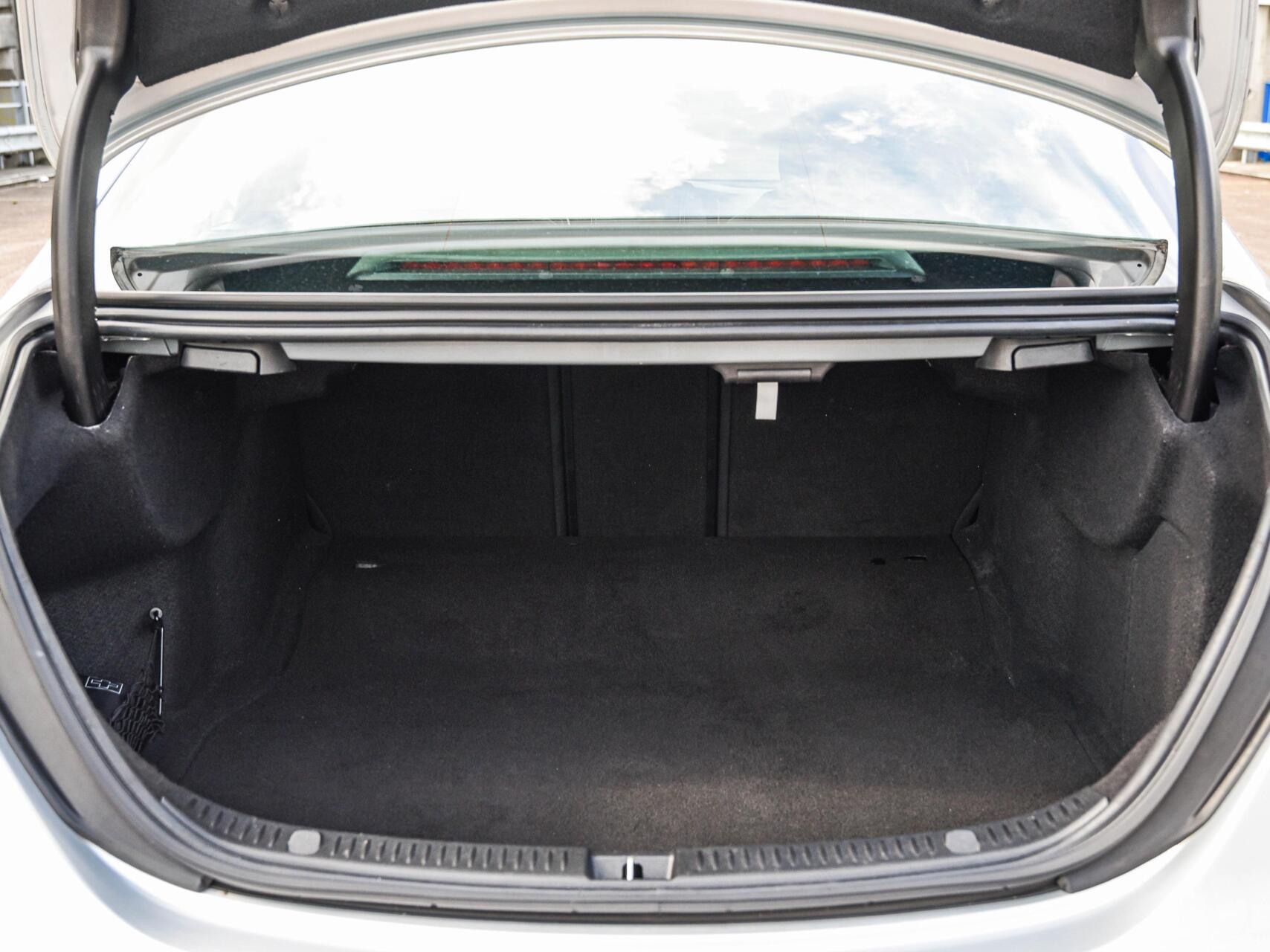 Foto van Mercedes-Benz E 200