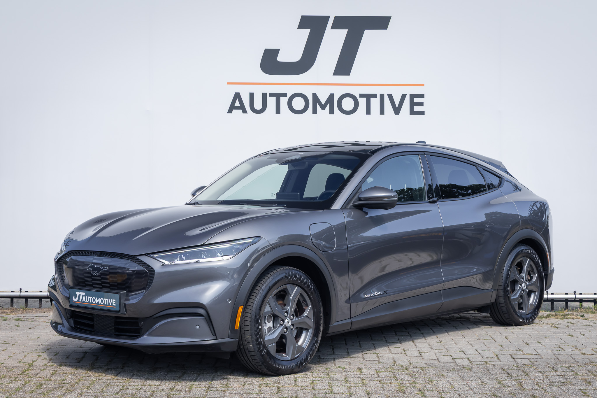 Ford Mustang Mach-e Extended RWD 98 kWh panoramadak  | Stoelverwarming | 360camera | B&O | memory stoelen | dodehoekdetectie | adaptive cruise | 2021 - voorkant