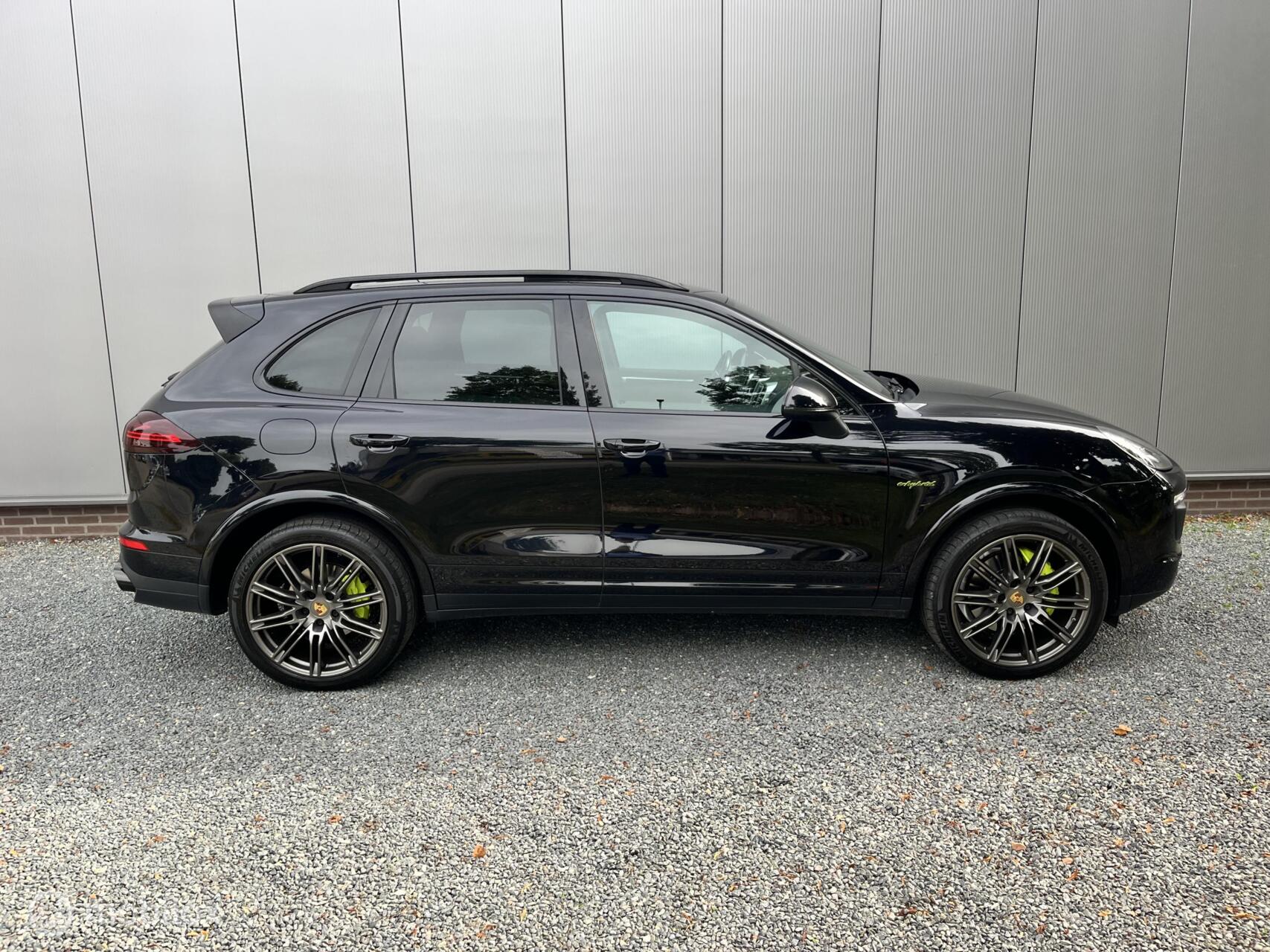Foto van Porsche Cayenne S E-hybrid
