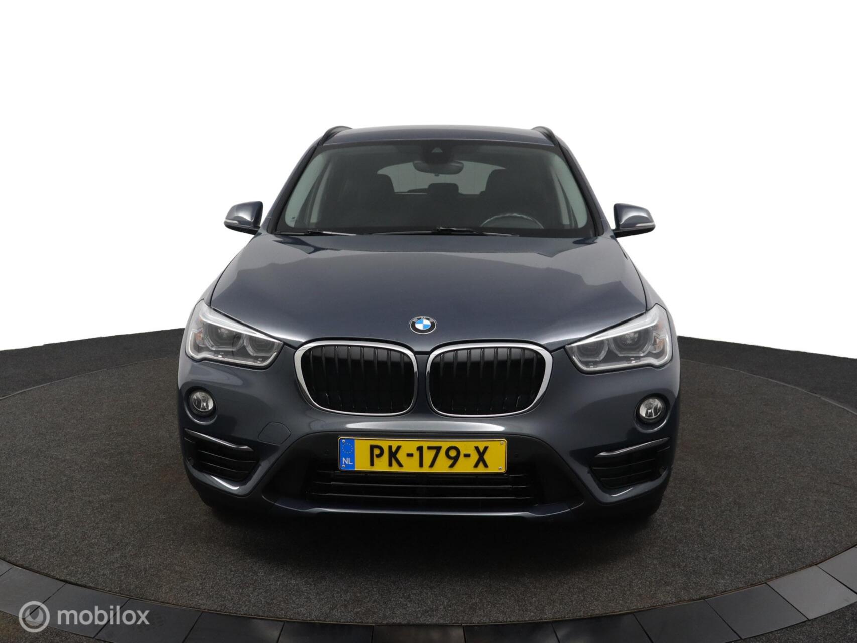 BMW X1 Sdrive18i sDrive18i Exe Carplay - Trekhaak Airco Cruise Navi 2017 - voorkant