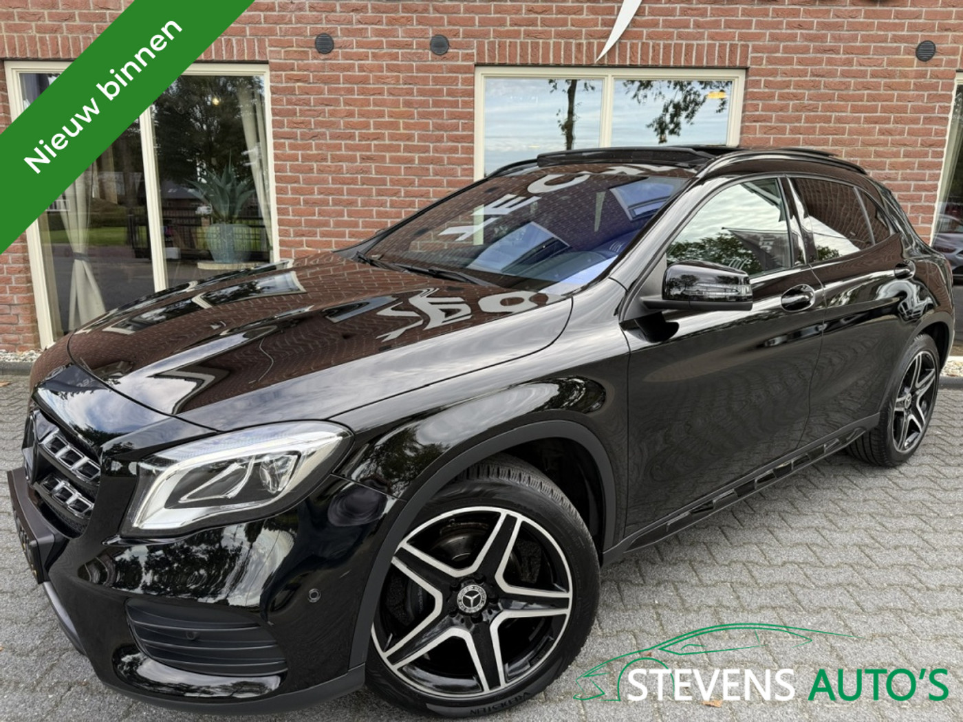 Mercedes-Benz Gla 200 200 Premium Plus AMG-Pakket 157PK Automaat SCHUIF.KANTELDAK / PANODAK / SPORTSTOELEN / FULL.LED / NAVI / PDC 2017 - voorkant