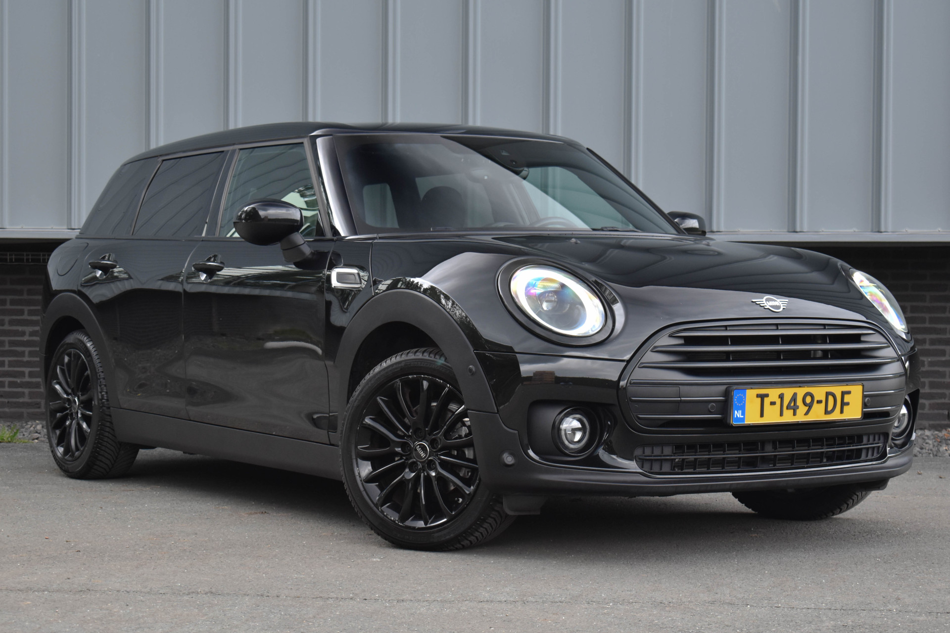 Mini Clubman One 1.5 One Aut. | Xenon/LED | Stoelverwarming | Keyless | Navi | DAB | Black Pack 2022 - voorkant