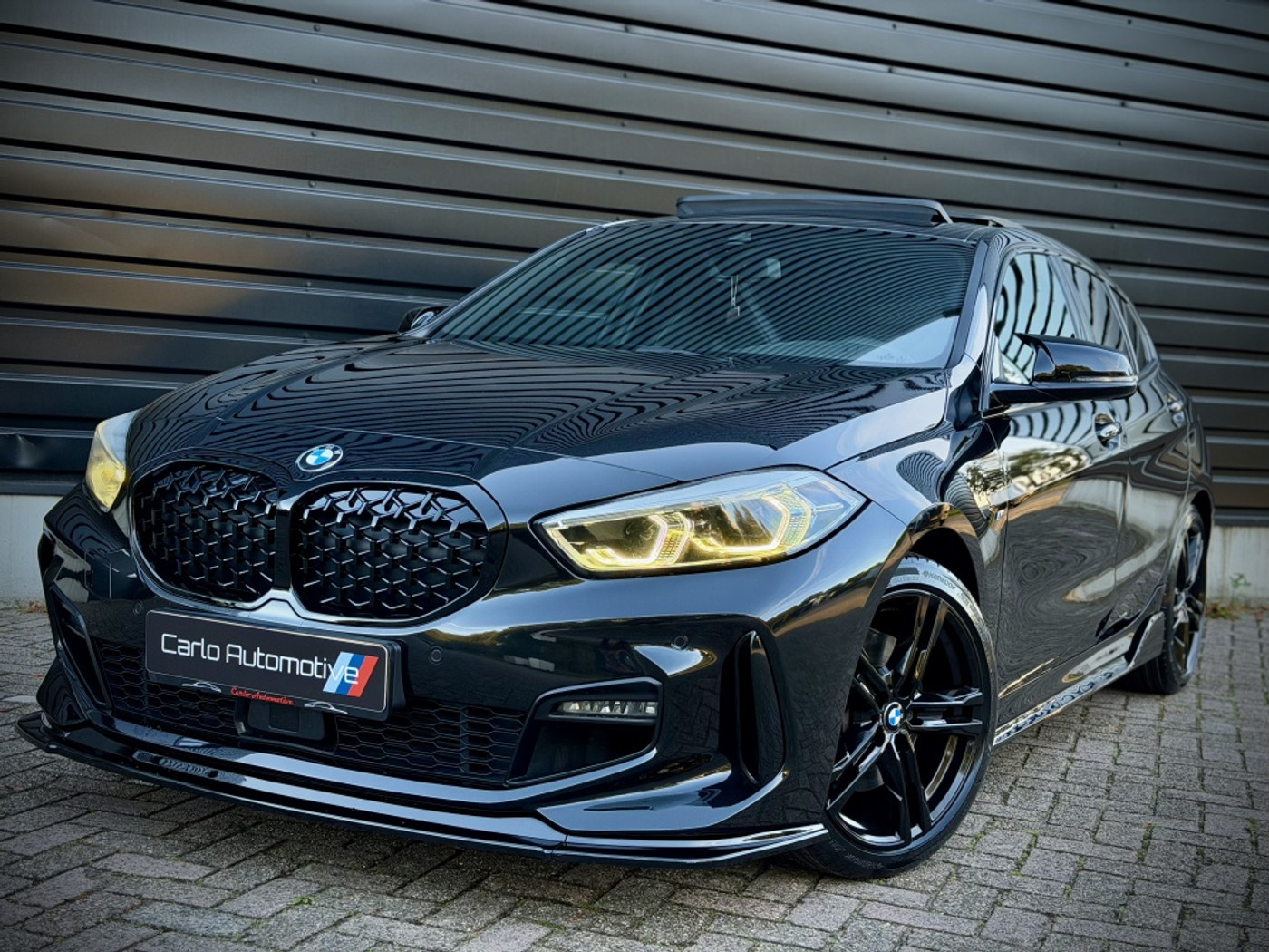 BMW 118i 118i High M-PERF. M135 PANO|SCHAALSTOEL|HUD|ACC|HiFi 2019 - voorkant