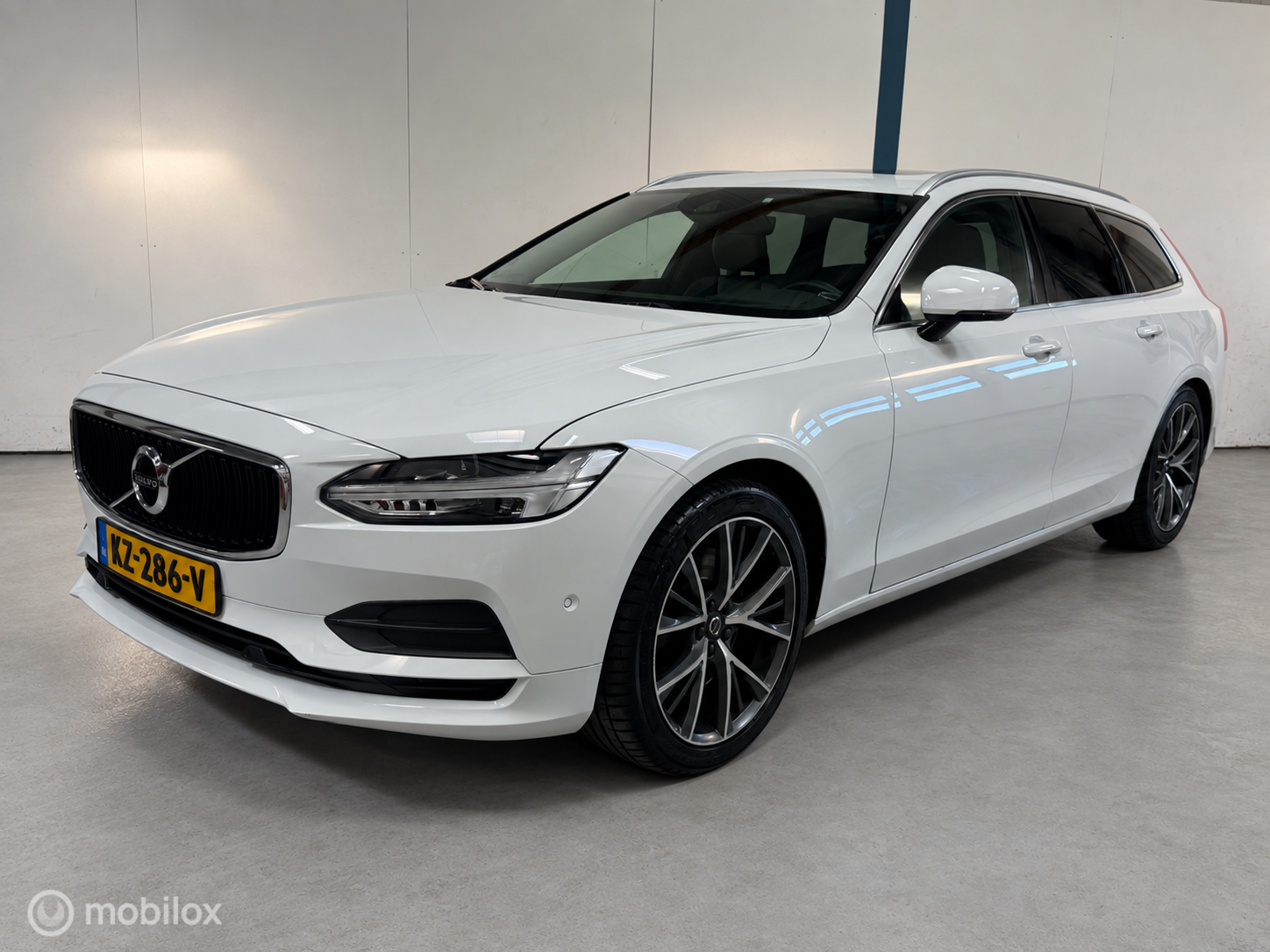 Volvo V90 2.0 T5 Momentum NL-AUTO / PANO / LEER 2017 - voorkant