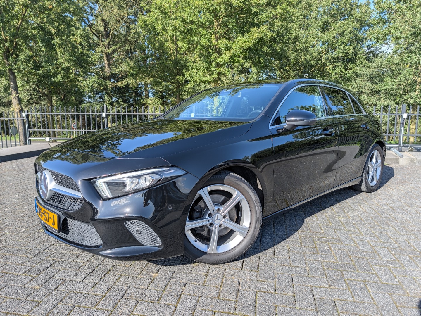 Mercedes-Benz A 200 A200 Premium | PDC | Camera | Carbon | Stoelverw. | Navi | Widescreen | Cruise | Climate | Lichtmetaal 2019 - voorkant