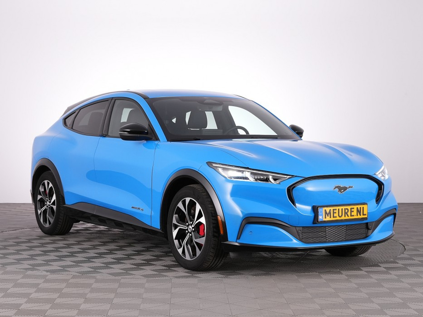 Ford Mustang Mach-E AWD 75 kWh *SOH 95%* LEDER | EL.STOELEN | NAVI | ECC | Full LED 2023 - voorkant