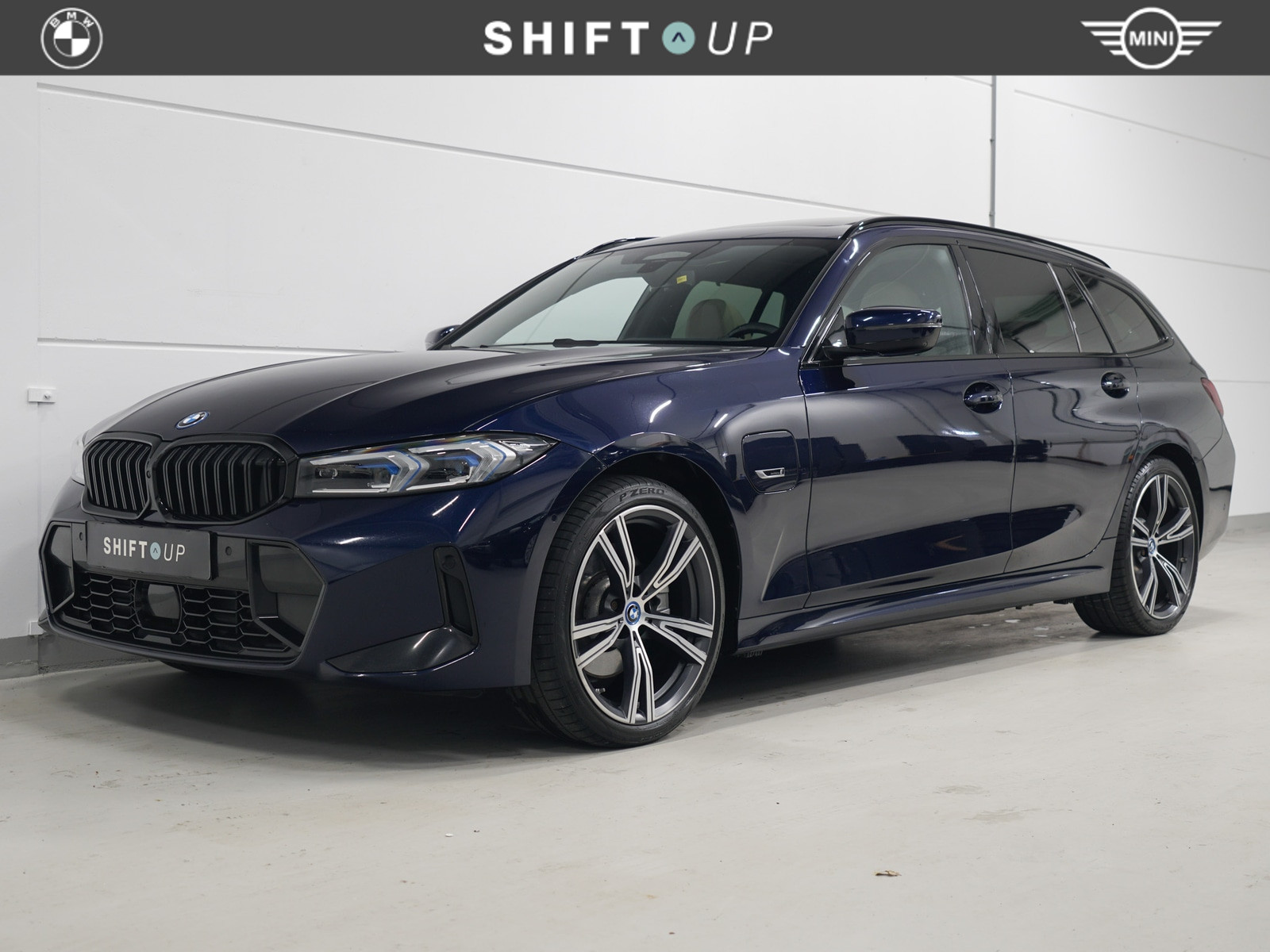 BMW 3-serie Touring 330e xDrive M-Sport | Panoramadak | Harman Kardon | Elektr. Trekhaak 2023 - voorkant