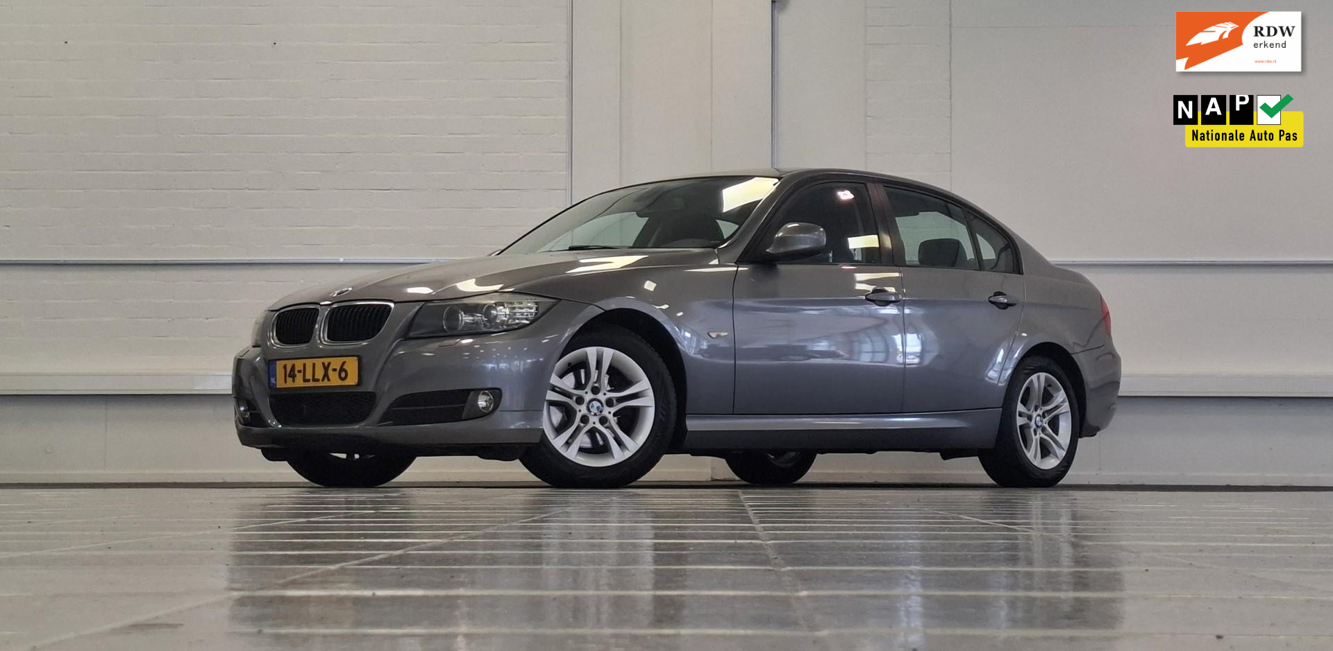 BMW 3er Reihe 318i Business Line Xenon Sportstoelen Navi 2010 - voorkant