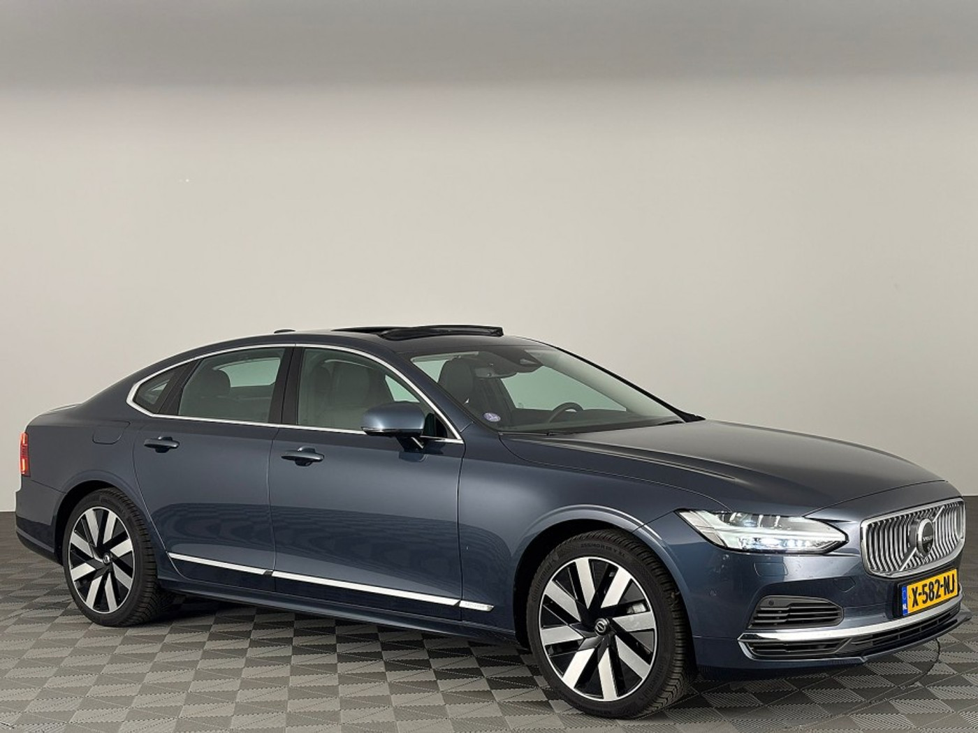 Volvo S90 2.0 T8 AWD Ultimate Bright | SCHUIFDAK | harman/kardon | 360° | Stoelventilatie 2023 - voorkant
